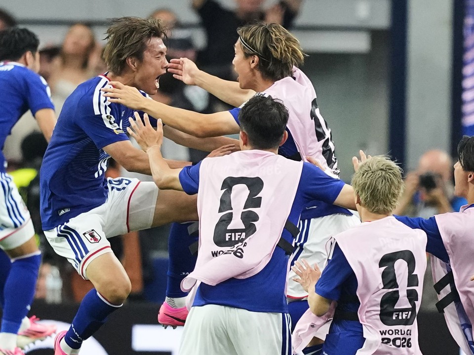 Japonskí futbalisti oslavujú vyrovnávajúci gól v zápase Holandsko - Japonsko na MS 2026.