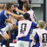 Japonskí futbalisti oslavujú vyrovnávajúci gól v zápase Holandsko - Japonsko na MS 2026.