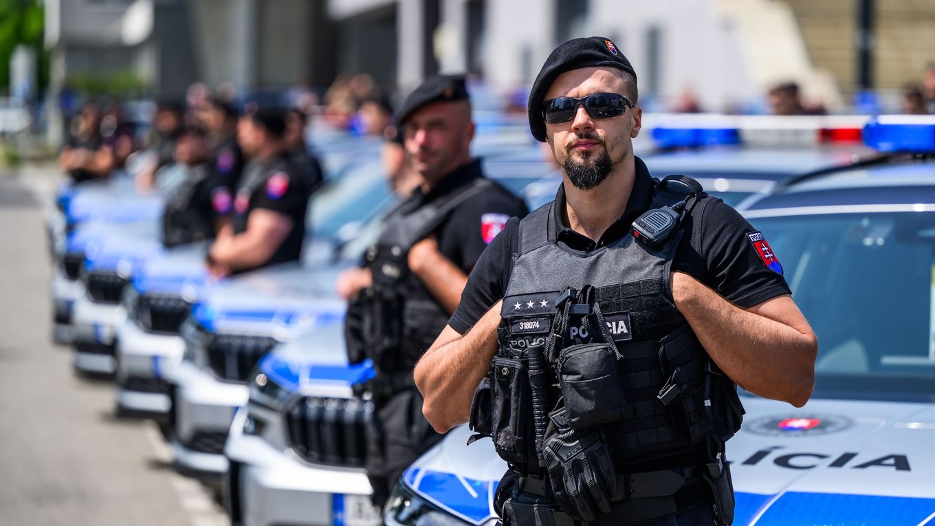 policajti a nové policajné vozidlá Škoda Kodiaq pred Národným futbalovým štadiónom 