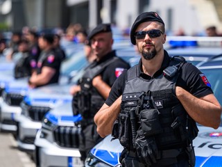 policajti a nové policajné vozidlá Škoda Kodiaq pred Národným futbalovým štadiónom 