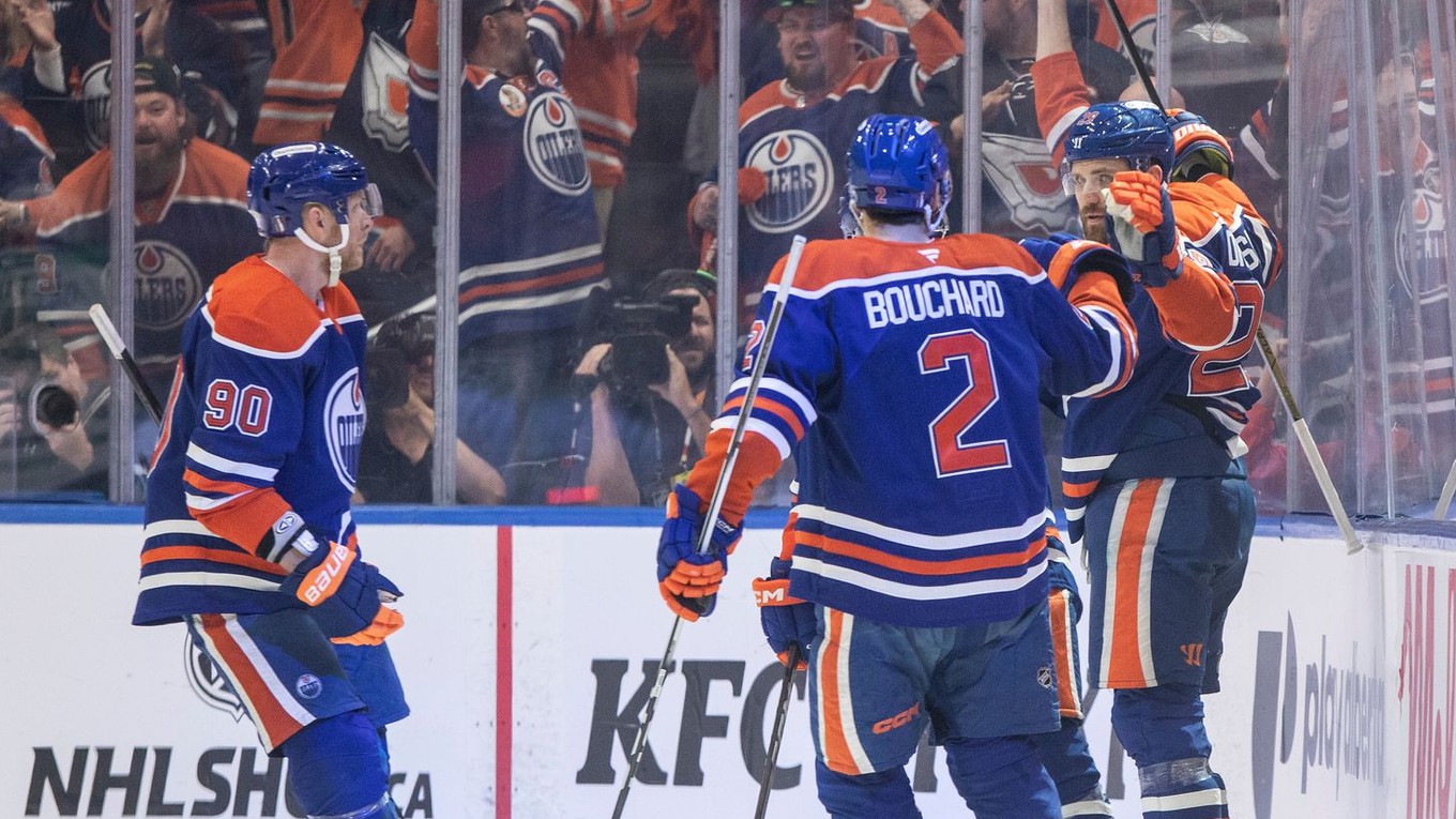 Hráči Edmontonu Oilers oslavujú gól.