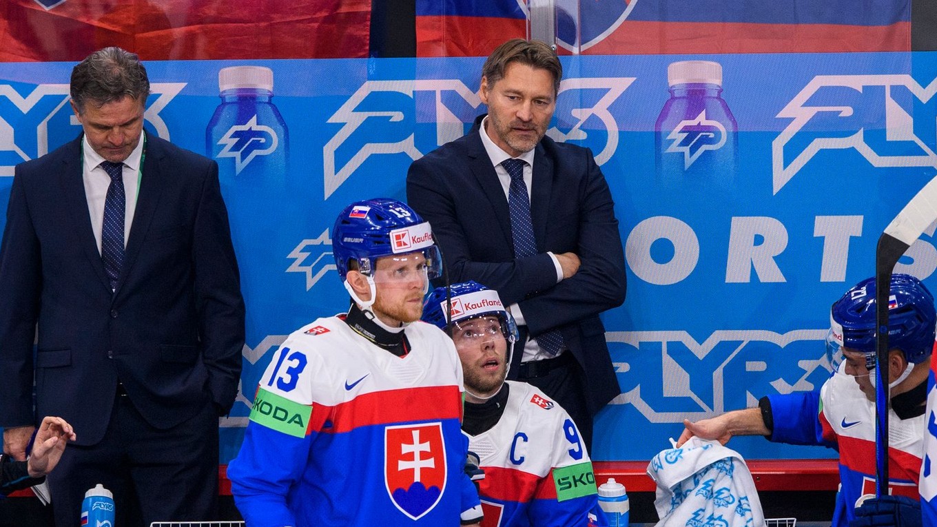 Tréner Slovenska Vladimír Országh počas zápasu na MS v hokeji 2025. 