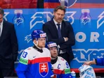 Tréner Slovenska Vladimír Országh počas zápasu na MS v hokeji 2025. 