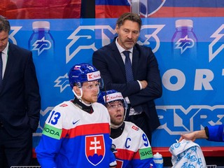 Tréner Slovenska Vladimír Országh počas zápasu na MS v hokeji 2025. 