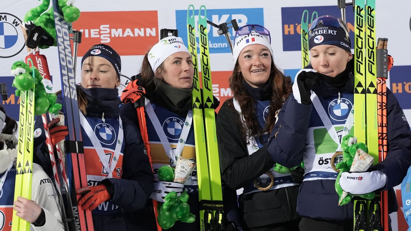 Francúzske biatlonistky vyhrali úvodné štafetové preteky v sezóne. 
