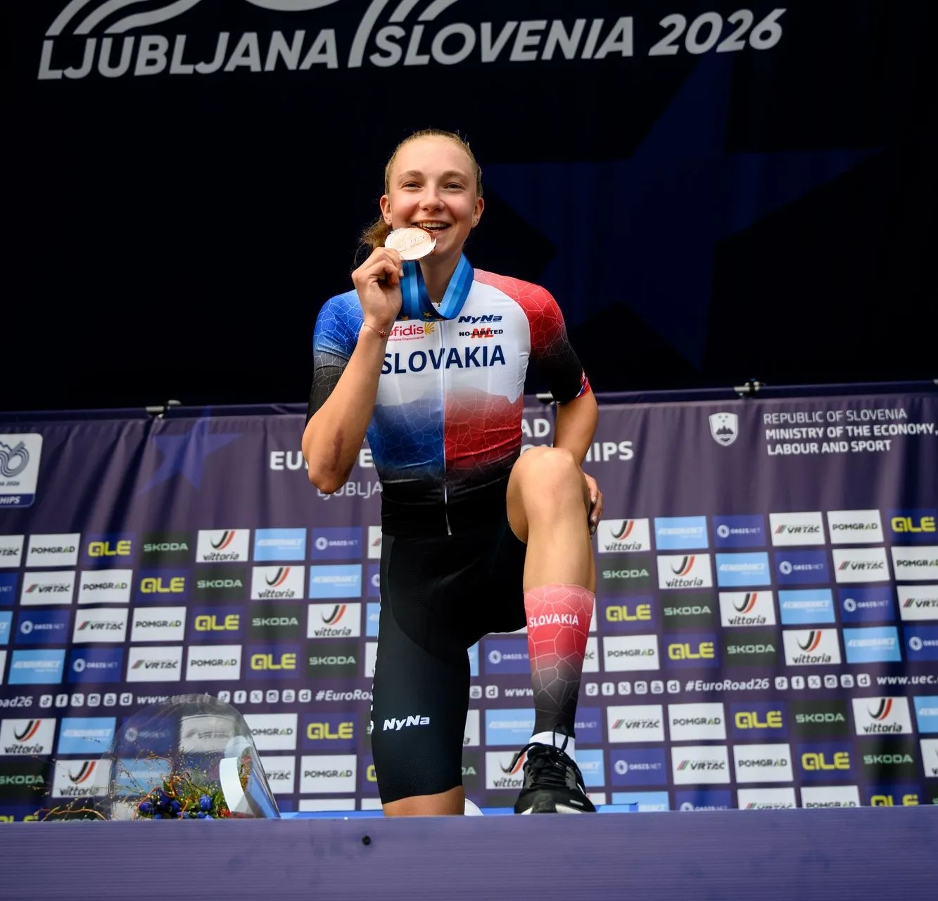 Viktória Chladoňová pózuje s bronzovou medailou po časovke U23 na ME v cyklistike 2026.