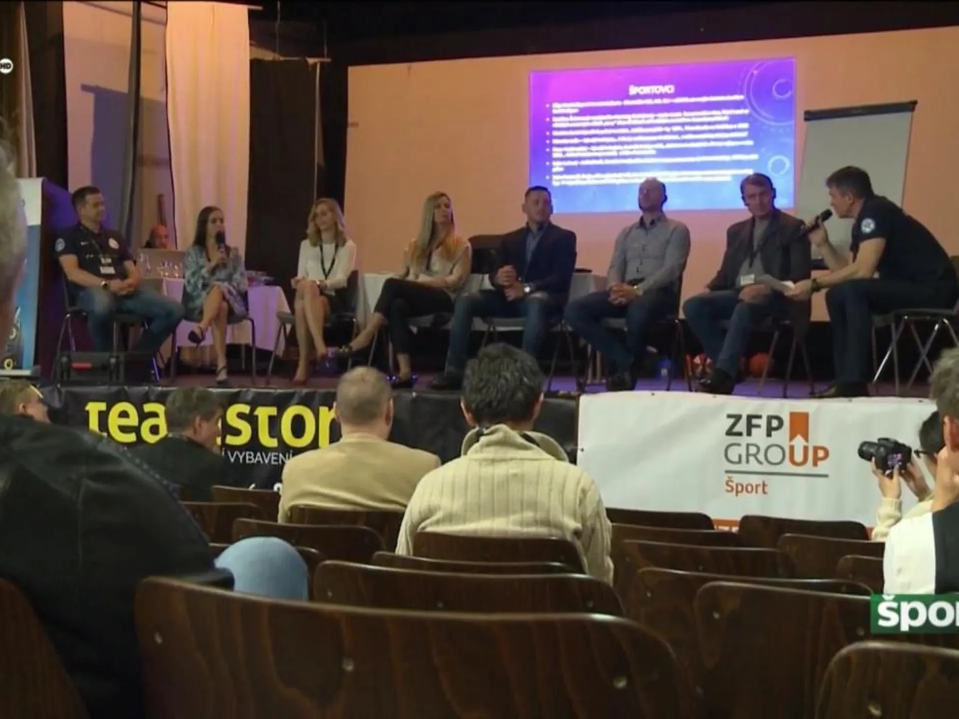 Diskusné fórum v kúpeľoch Lúčky, zľava Róbert Semeník, Oľga Beständigová, Natália Šubrtová, Martina Suchá, Miroslav Lažo, Peter Podhradský, Ľubomír Luhový a moderátor podujatia Gregor Mareš.