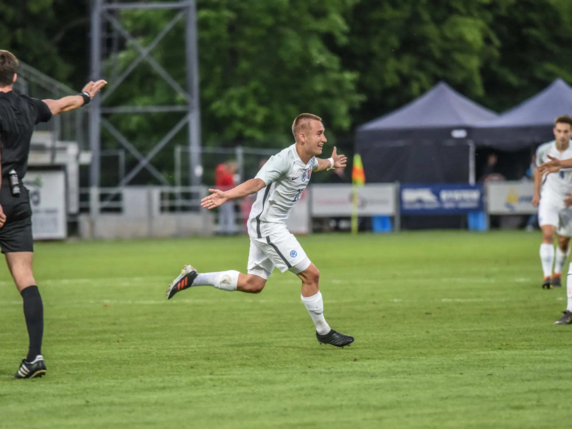 Je tam! Sebastián Gembický sa ide podeliť o radosť zo streleného gólu so spoluhráčmi.