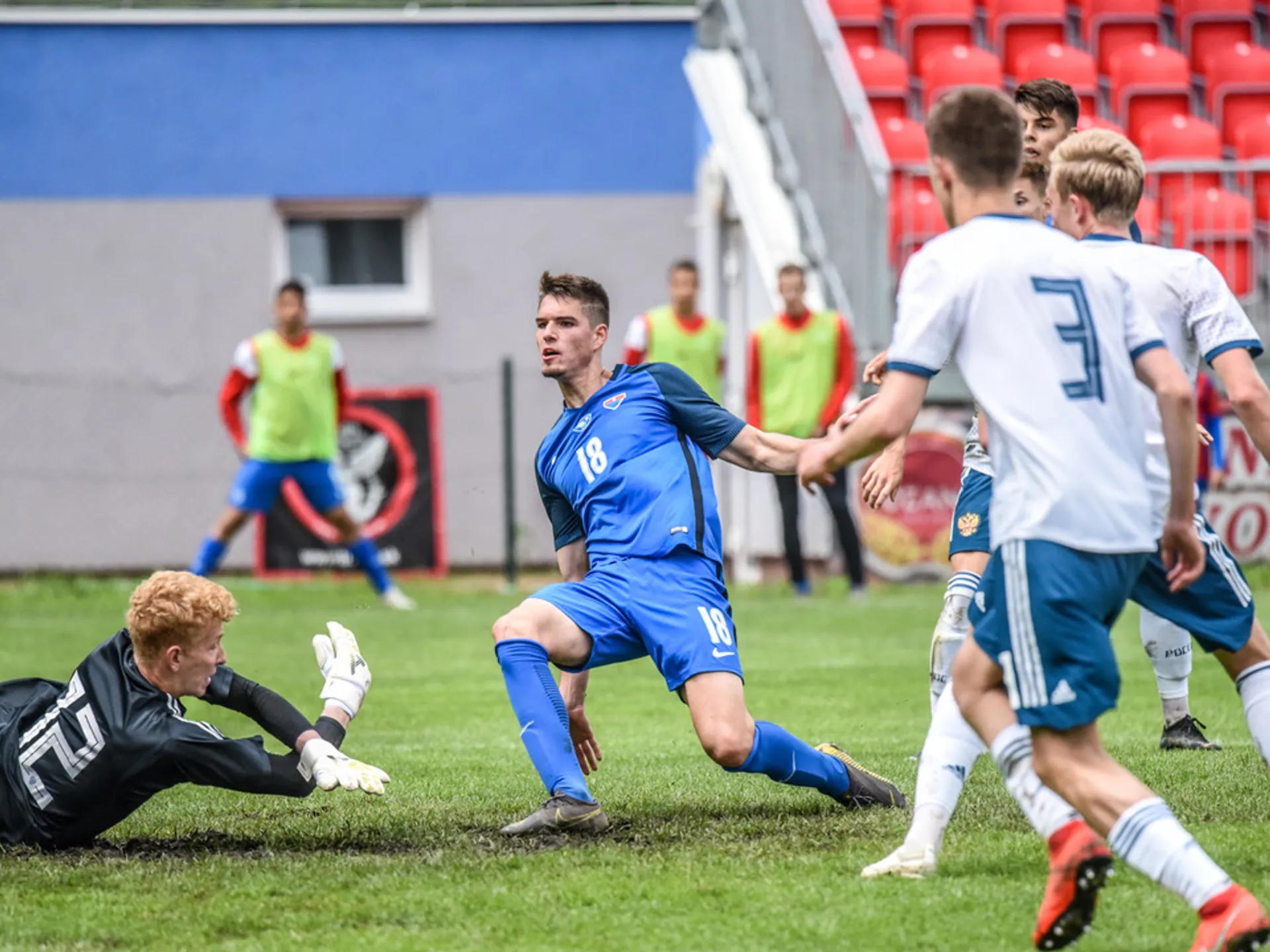 Ivan Mesík (v modrom) zblízka prekonáva brankára Budačeva.