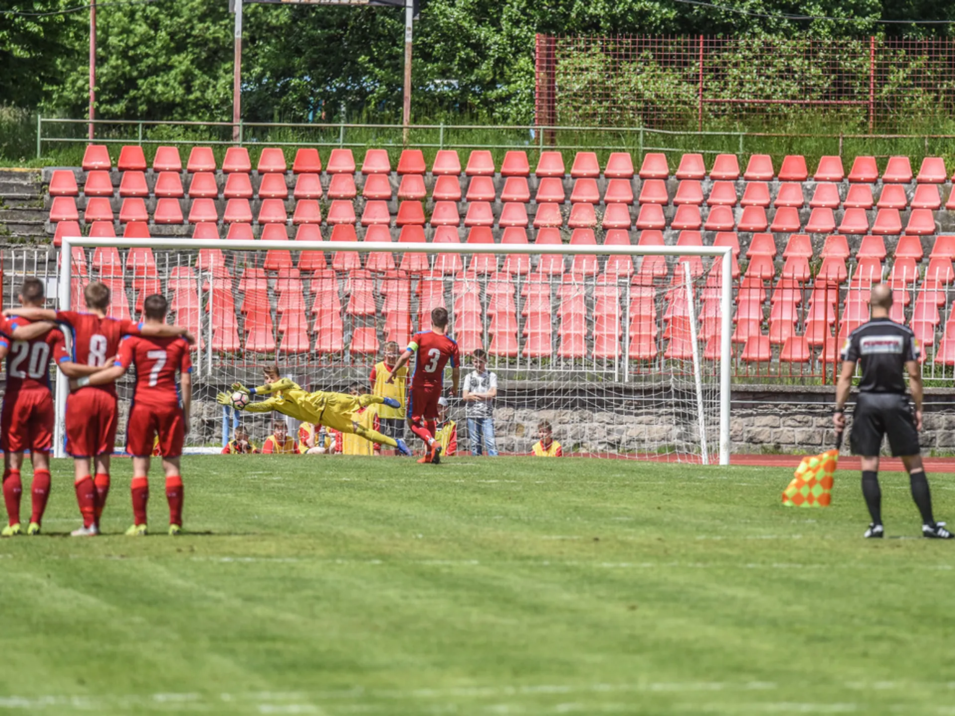 Slovenský brankár Ivan Rehák kryje pokus českého kapitána Tomáša Vicnoura v siedmej sérii jedenástkového rozstrelu a sokolíci po víťazstve na penalty obsadili 5. miesto.
