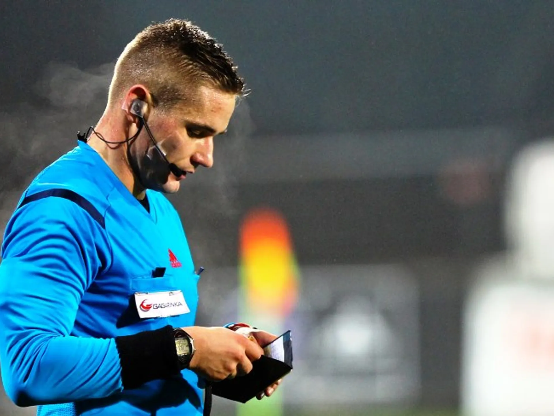 Obleč si dres futbalového rozhodcu