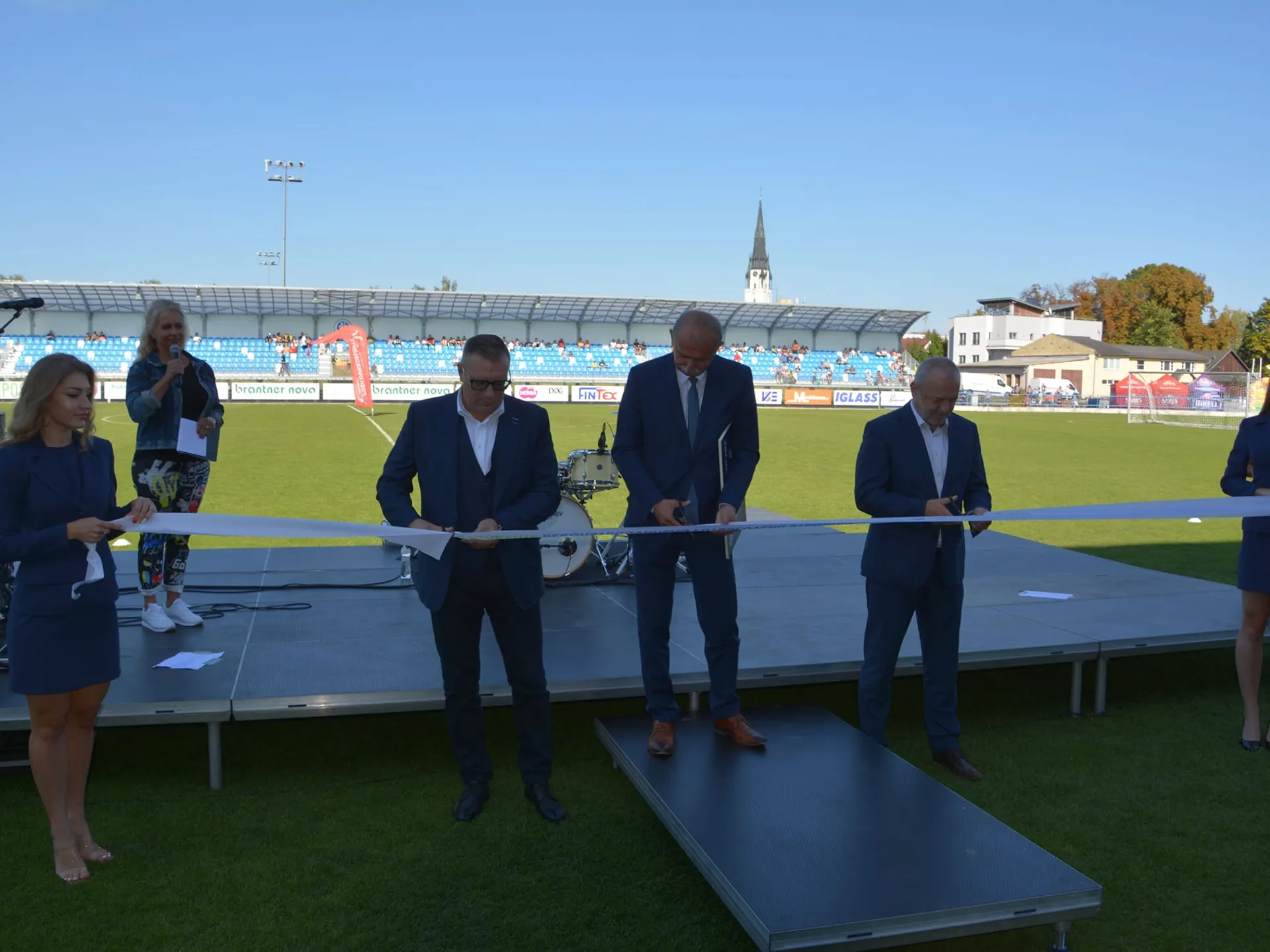 SFZ – Prezident Ján Kováčik prestrihol pásku na vynovenom štadióne v Spišskej Novej Vsi: Som rád, že sa projekt zrealizoval