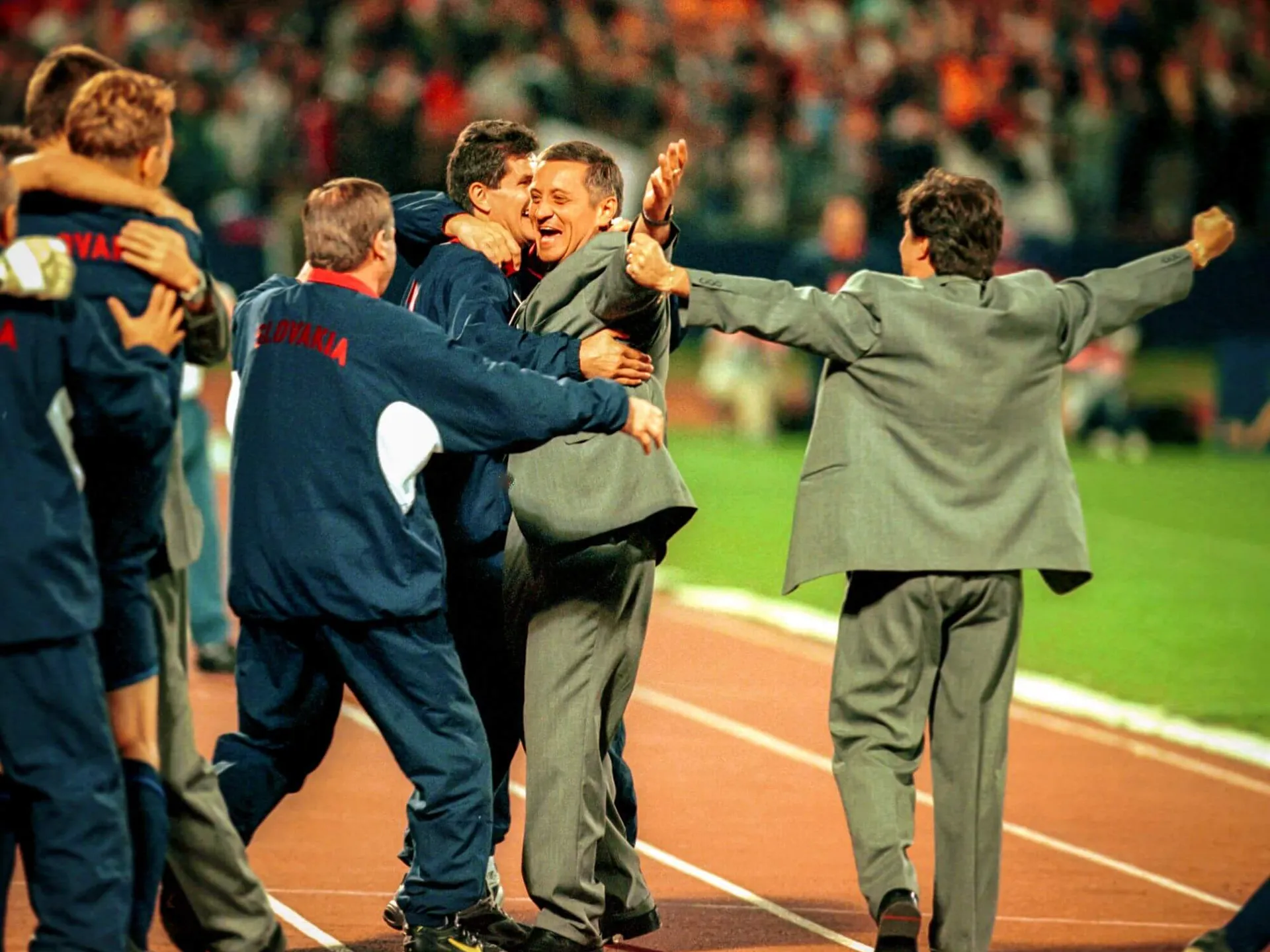 Radosť Dušana Radolského a realizačného tímu SR v zápase Slovensko - Anglicko 2:0 na ME 2000 do 21 rokov (Bratislava, 1.6.2000).