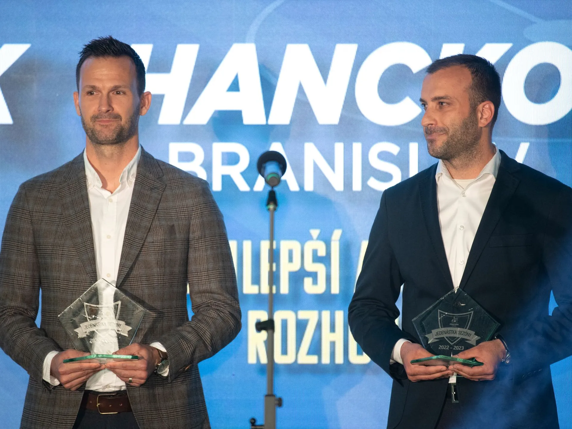 Na snímke najlepší rozhodca sezóny Ivan Kružliak (vľavo) a najlepší asistent Branislav Hancko (vpravo) počas slávnostného vyhlásenia ankety Jedenástka sezóny Fortuna ligy 2022/23 v Senci 21. mája 2023. FOTO TASR - Pavel Neubauer

- Slovensko šport futbal  FL Jedenástka sezóna anketa 
- vyhlásenie BAX