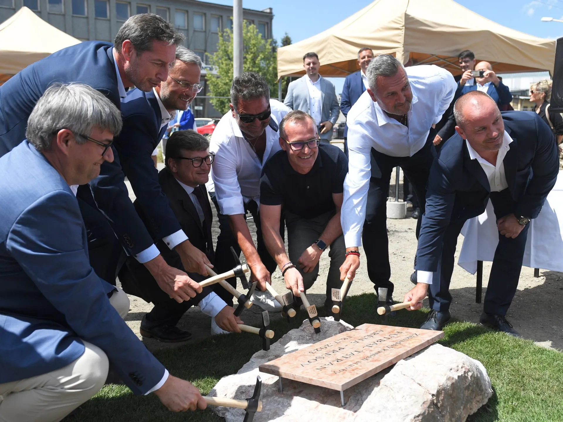Na úvod výstavby futbalového štadióna Futbal Tatran Aréna v Prešove poklepali základný kameň druhý zľava predseda Prešovského samosprávneho kraja Milan Majerský, tretí zľava viceprezident Slovenského futbalového zväzu Richard Havrilla, štvrtý zľava primátor Prešova František Oľha a vpravo konateľ zhotoviteľa stavby Alexander Gyurkovics.