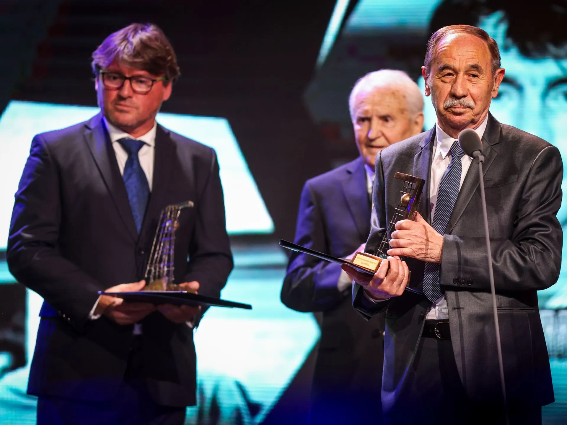 Zľava laureáti SSSF za rok 2024 Ľubomír Moravčík, Vojtech Masný a Ivan Hrdlička počas slávnostného galavečera Futbalista roka 2023 v Bratislave (19.3.2024).