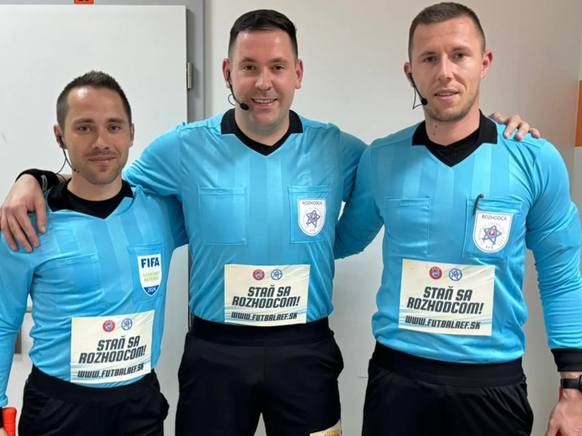 Rozhodcovia Marián Ruc, Dušan Štofík a Jakub Košecký pred semifinálovým zápasom Slovnaft Cupu