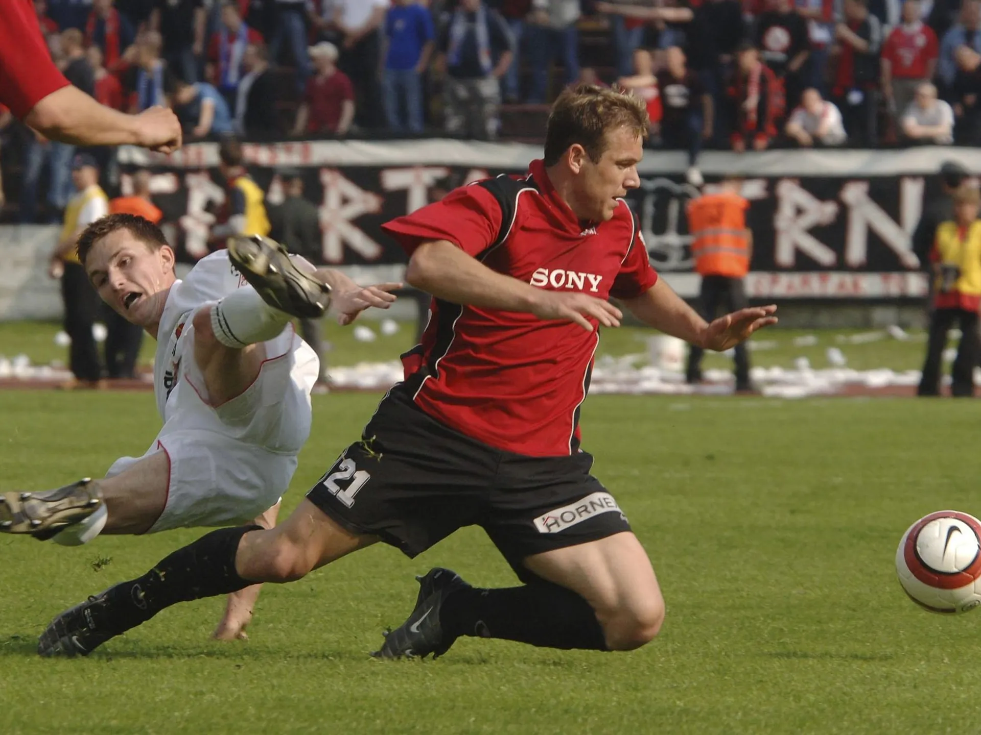 Slovenský futbalový pohár Trnava - Ružomberok 8. mája 2006 v Bratislave. Na snímke Ružomberčan Miroslav Božok (vľavo) v súboji s Trnavčanom Daliborom Semankom. 