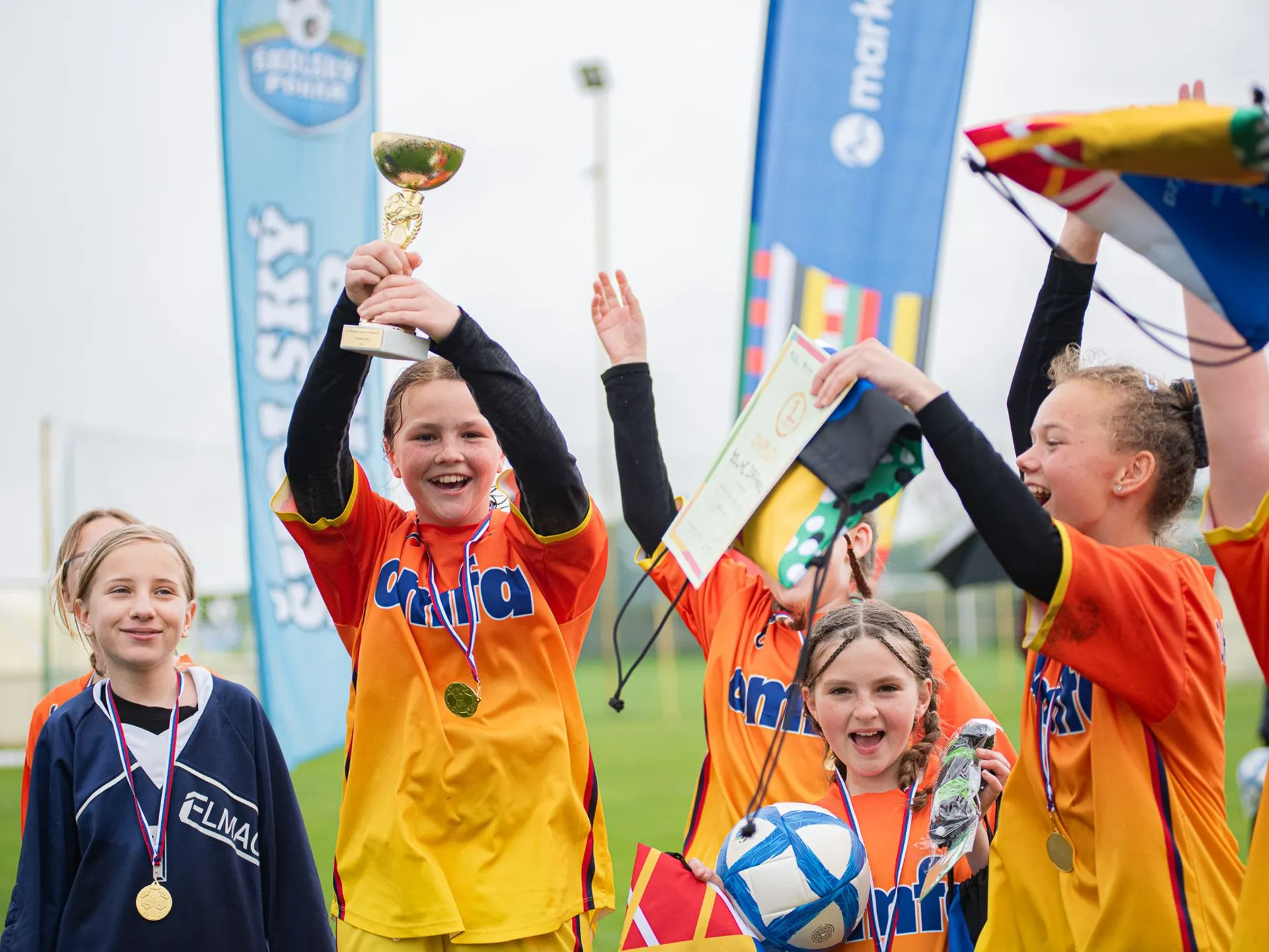 Tím ZŠ s MŠ Drahovce - víťaz turnaja krajského kola Školského pohára 2024 v kategórii dievčat v Kopčanoch (7.5.2024).