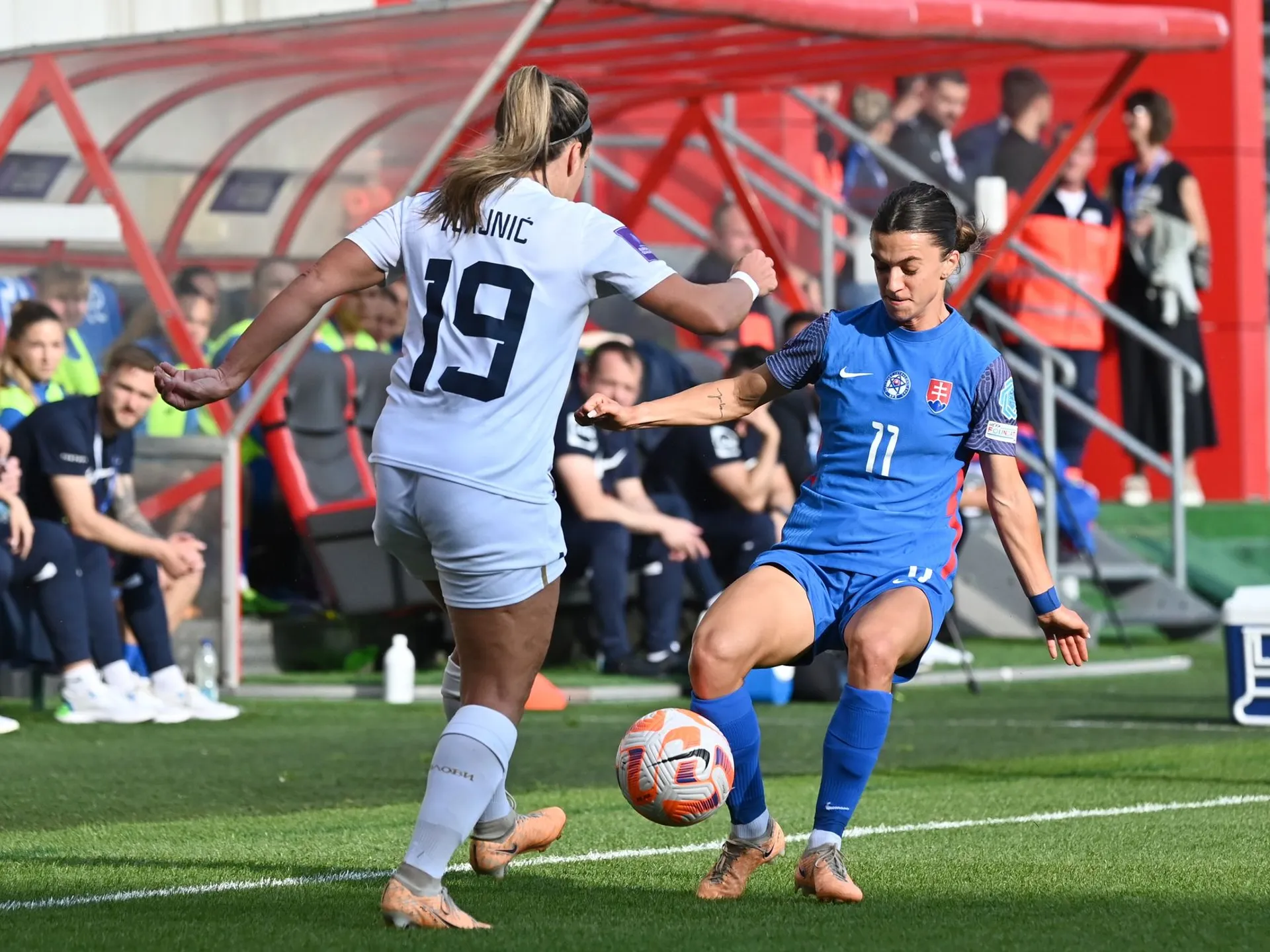 Na snímke sprava hráčka Slovenska Patrícia Hmírová a hráčka Srbska Tyla Vlajničová bojujú o loptu počas kvalifikačného zápasu o postup na ME2025 vo futbale žien medzi Slovenskom a Srbskom v Trnave v utorok 4. júna 2024. 