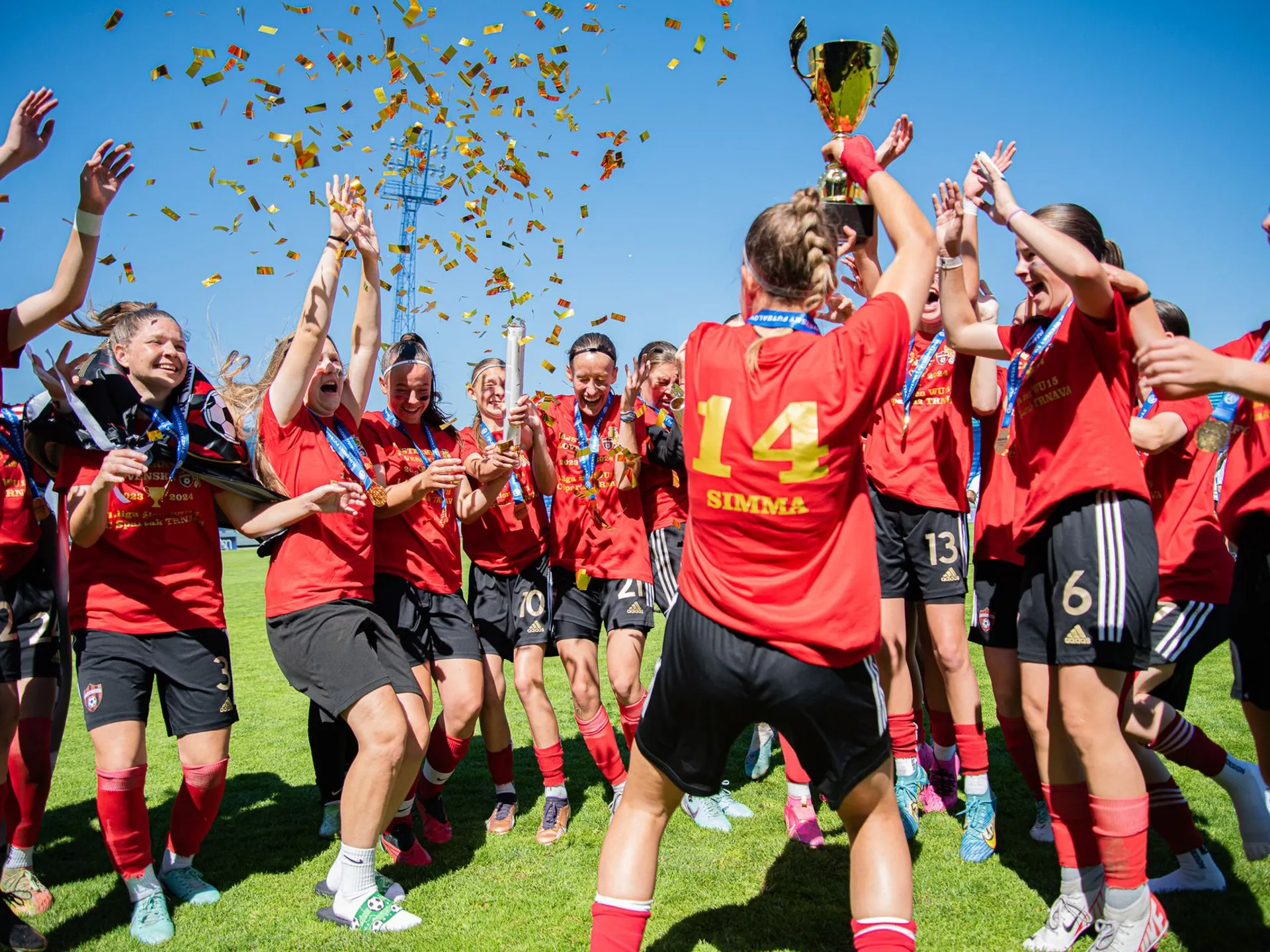 Dievčatá Spartaka Trnava pri oslave prvého miesta na majstrovstvách Slovenska do 15 rokov