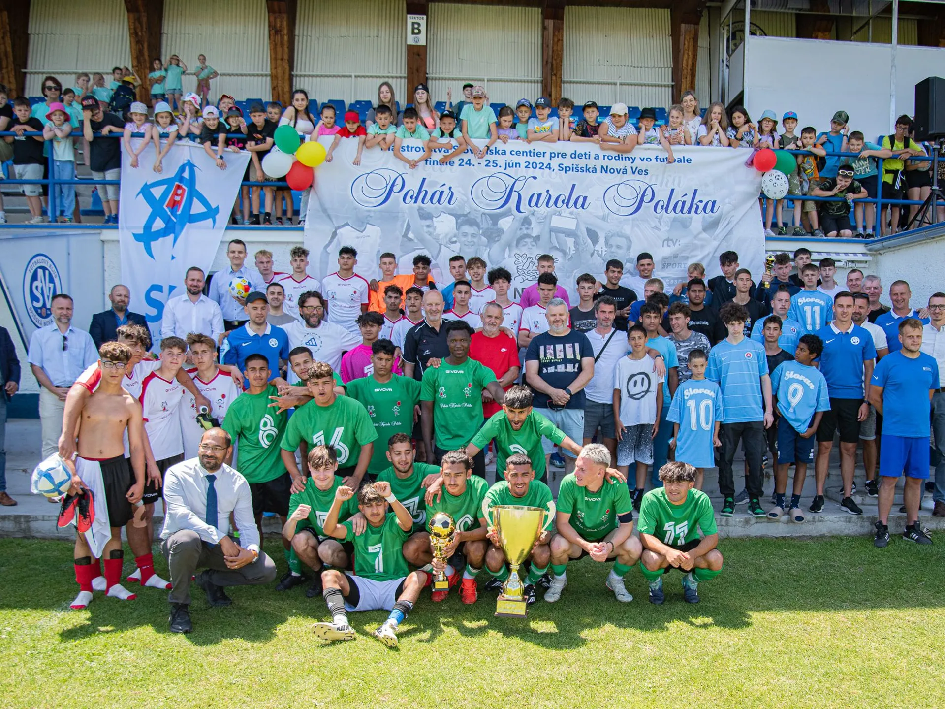 Spoločná fotka všetkých tímov na finálovom turnaji Pohára Karola Poláka v Spišskej Novej Vsi