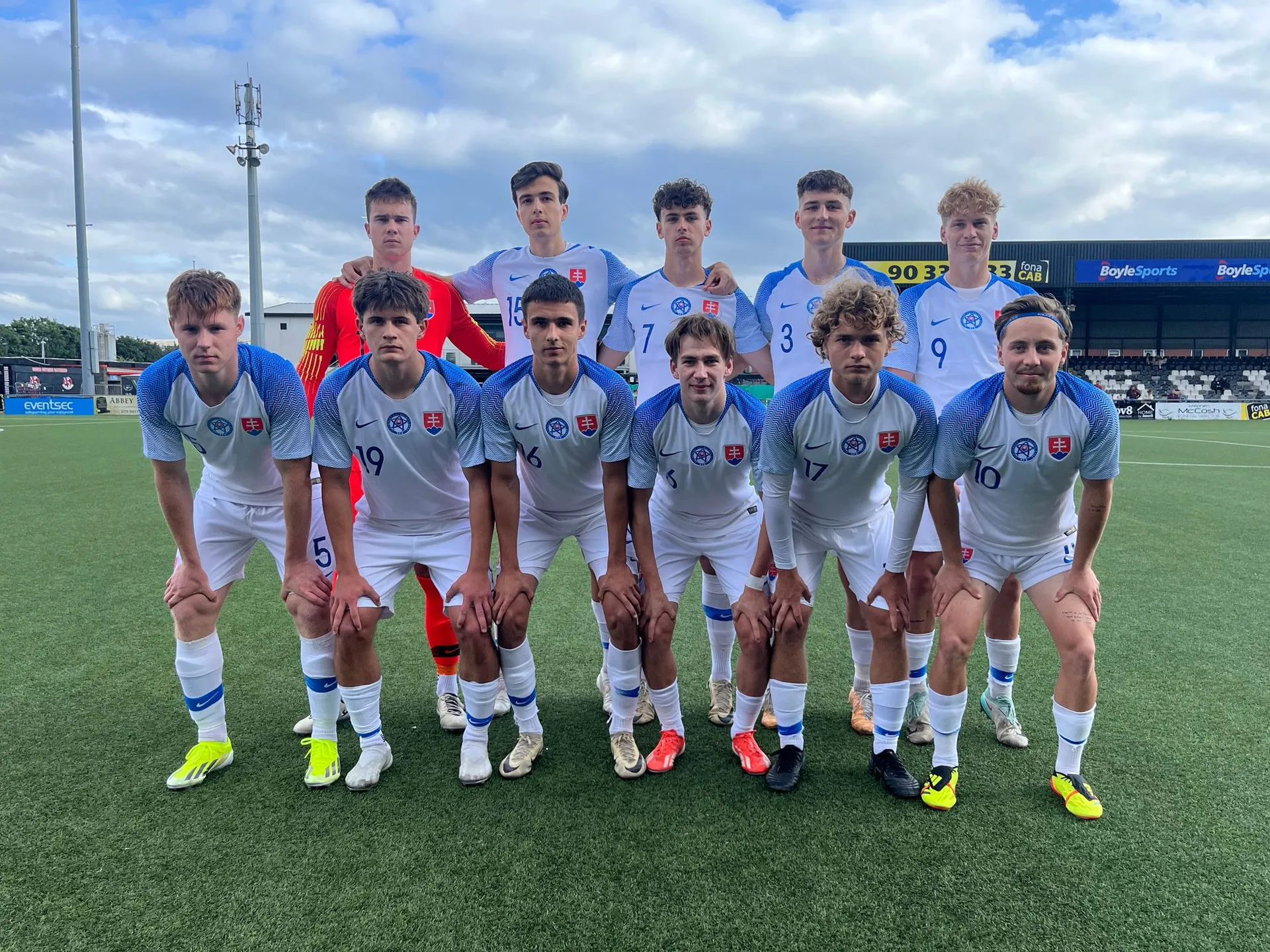 Slovenská futbalová reprezentácia do 19 rokov pred zápasom proti Severnému Írsku v Belfaste (7.7.2024).