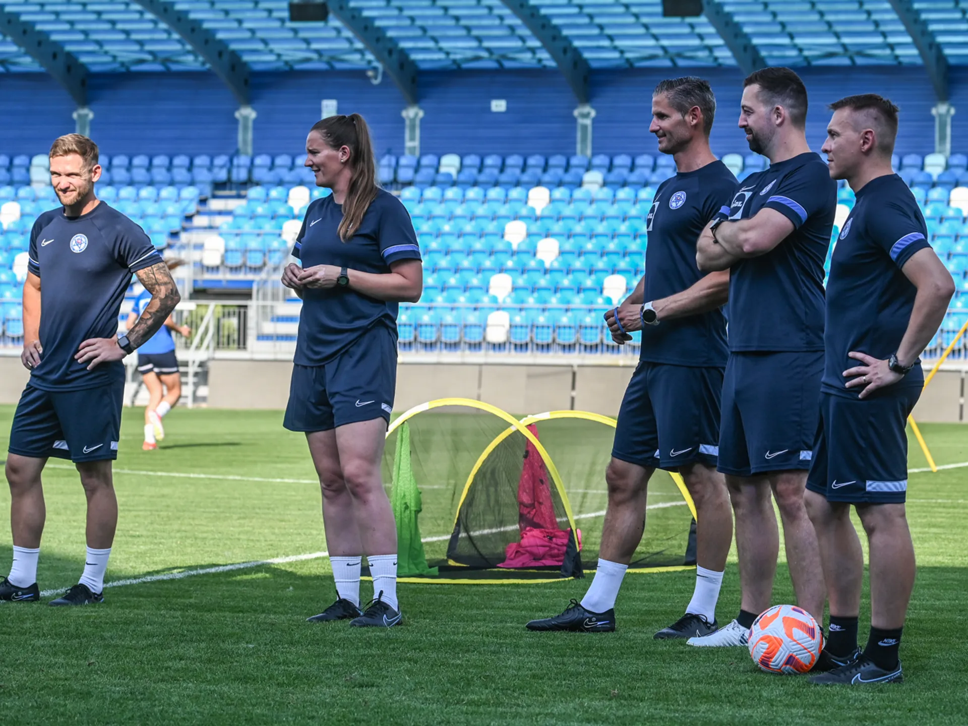 Realizačný tím trénera Petra Kopúňa (vpravo) na tréningu - asistenti Michal Švihorík a Lucia Haršanyová i technický vedúci Michal Vengloš.