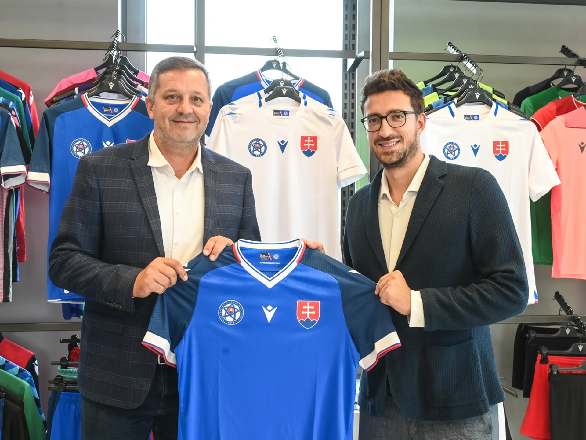 SFZ predstavil dresy Sokolov od nového partnera - spoločnosti Macron