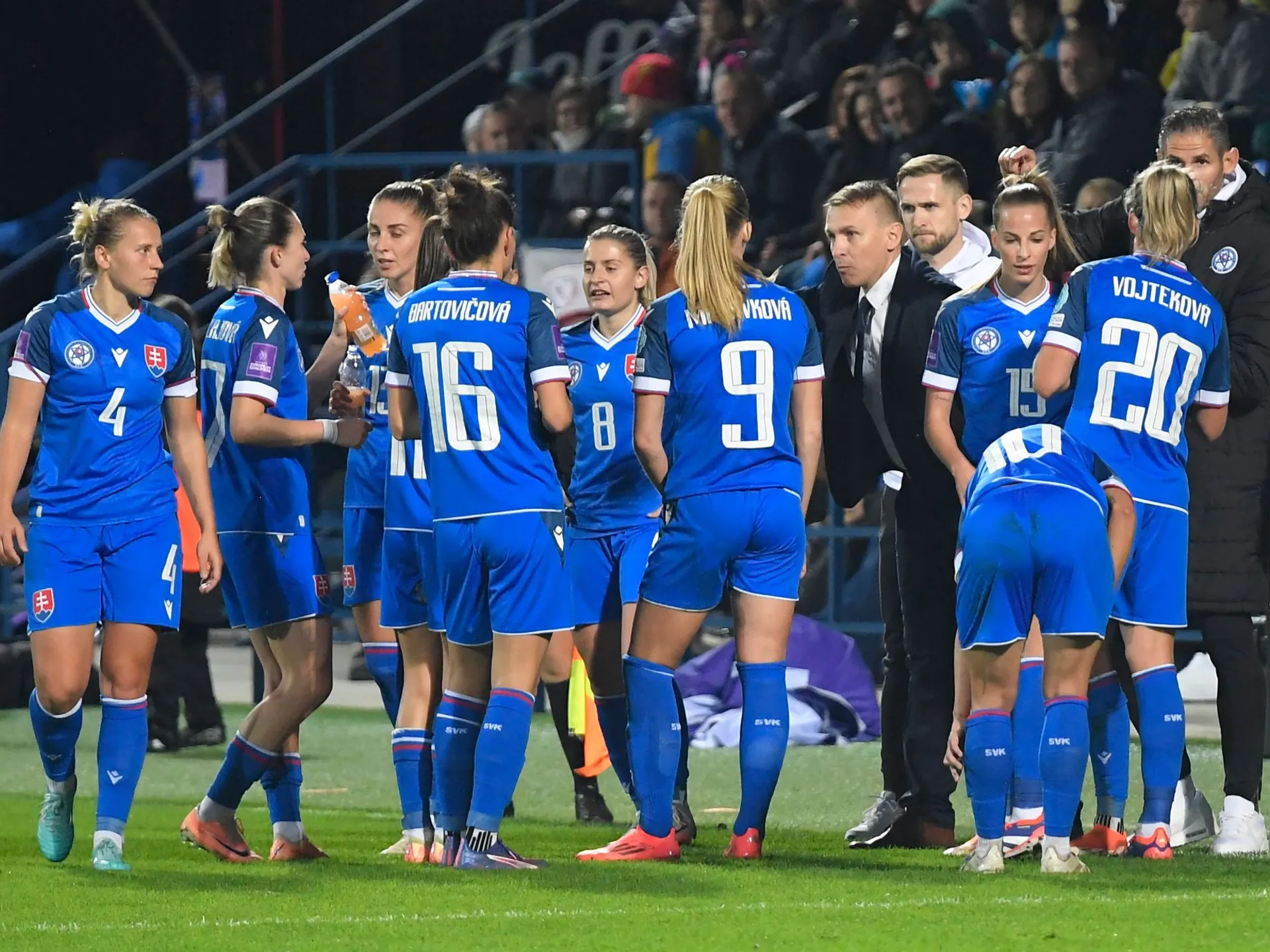 Na ilustračnej snímke hráčky Slovenska počas prvého zápasu prvého kola play off o postup na budúcoročné ME vo futbale žien Slovensko - Wales v Poprade 25. októbra 2024. 