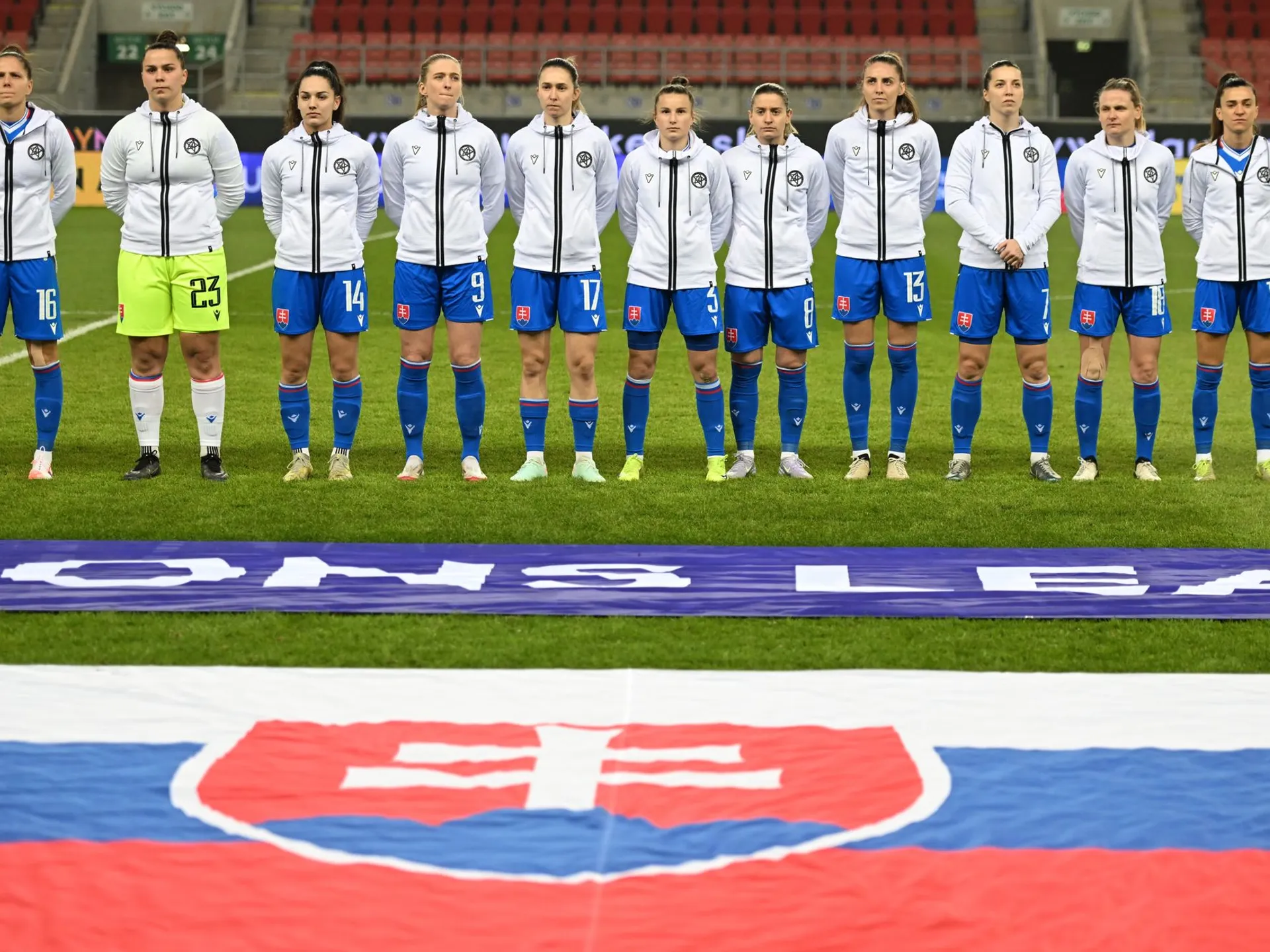 Na snímke hráčky základnej jedenástky Slovenska pózujú pred zápasom 2. kola 1. skupiny C-divízie Ligy národov vo futbale žien Slovensko - Moldavsko v Trnave v utorok 25. februára 2025. 