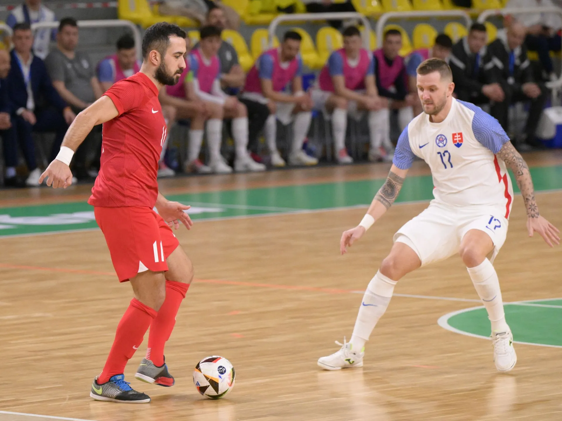 Na snímke zľava Burak Ugurlu (Turecko) a Patrik Zaťovič (Slovensko) v zápase 3. skupiny hlavného kola kvalifikácie ME 2026 vo futsale medzi Slovenskom a Tureckom 7. marca 2025 v Leviciach. 