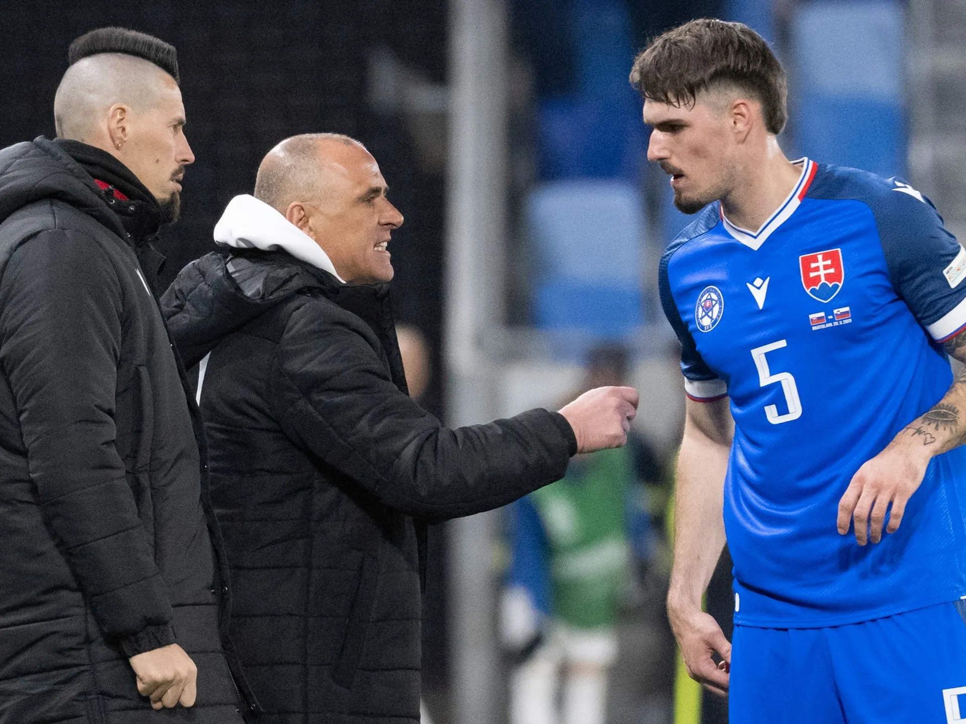 Na snímke sprava slovenský debutant Ivan Mesík, Milan Škriniar a tréner Slovenska Francesco Calzona a asistent trénera Marek Hamšík.