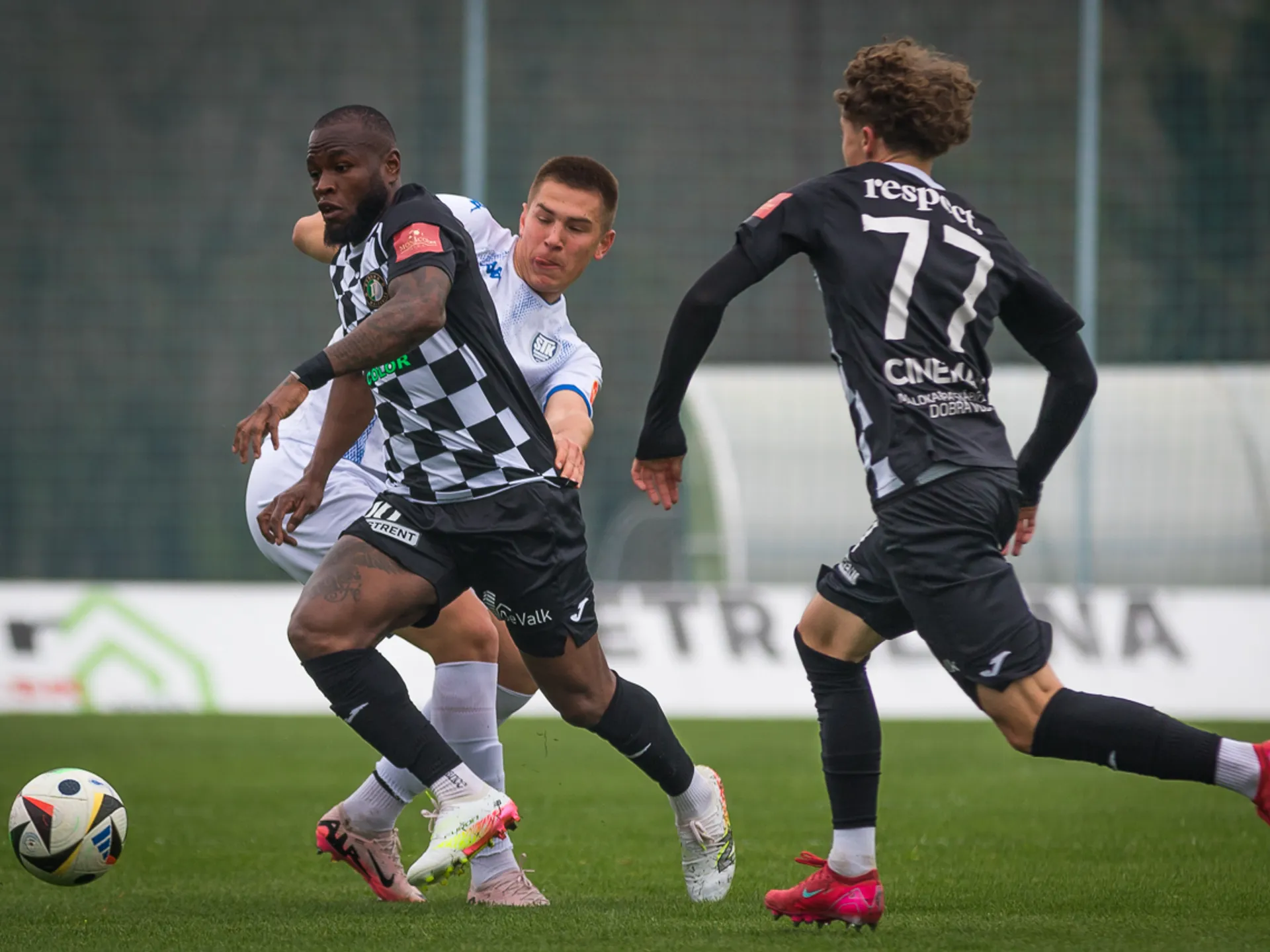 V drese Malženíc nastúpil v Šamoríne aj známy Cedric Badolo (vľavo), ktorý je reprezentant Burkiny Faso a v drese Sheriffu Tiraspoľ odohral množstvo zápasov v európskych pohároch. 
