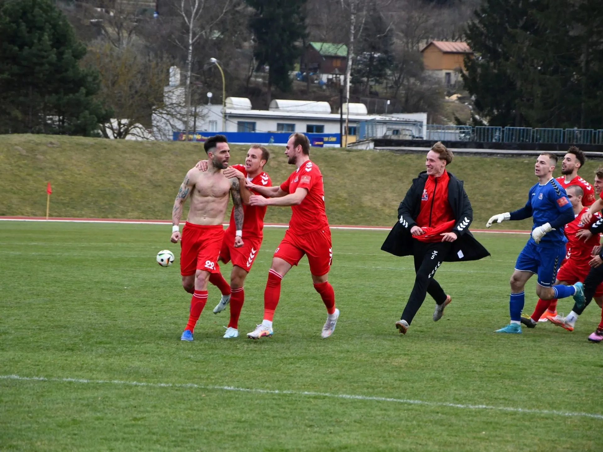 David Depetris (vľavo) už bez dresu pri oslave vyrovnávajúceho gólu medzi šťastnými spoluhráčmi.
