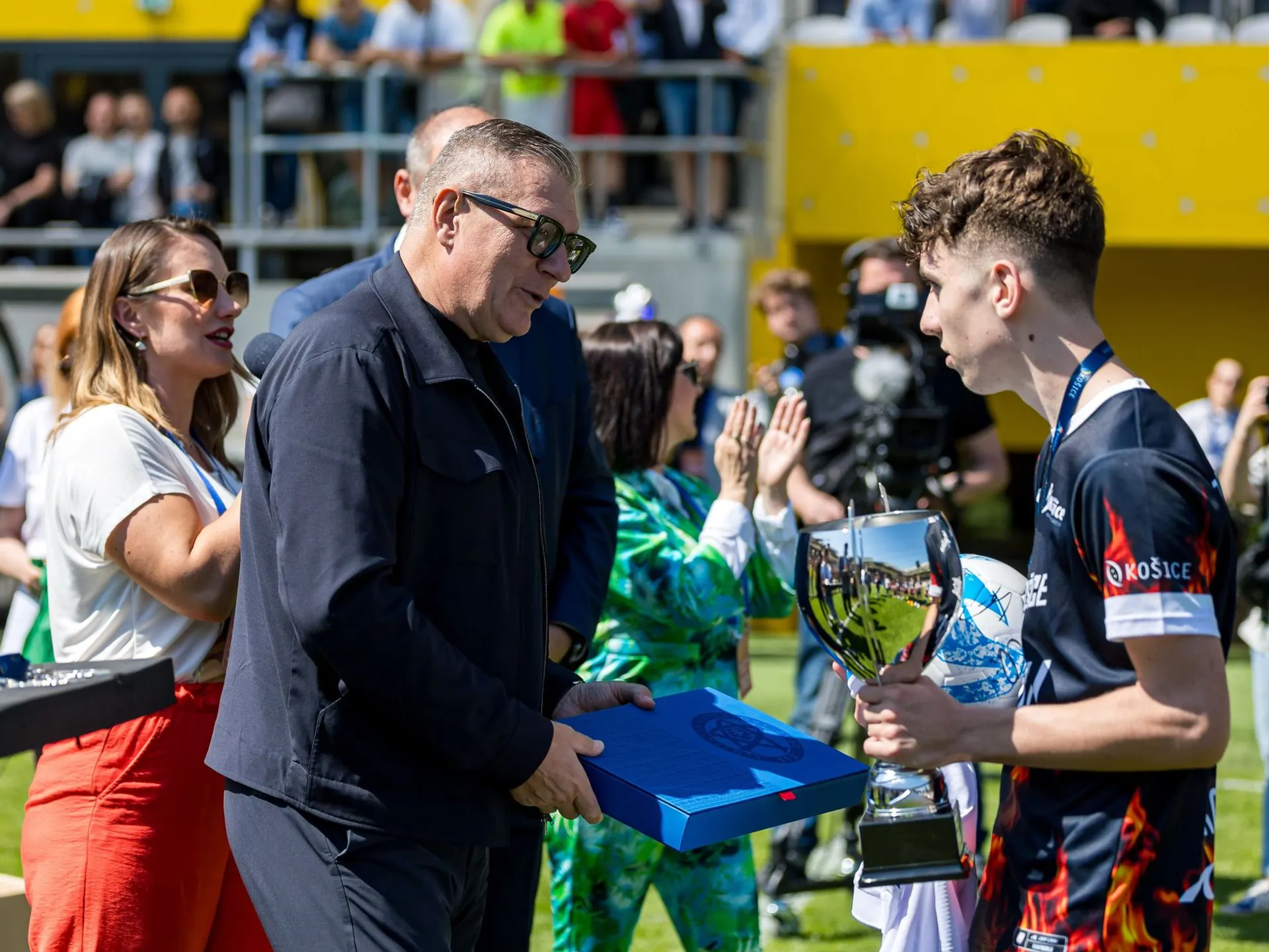 Prezident SFZ Ján Kováčik pri odovzdávaní cien na Turnaji košických základných škôl (29.4.2025, Košice).