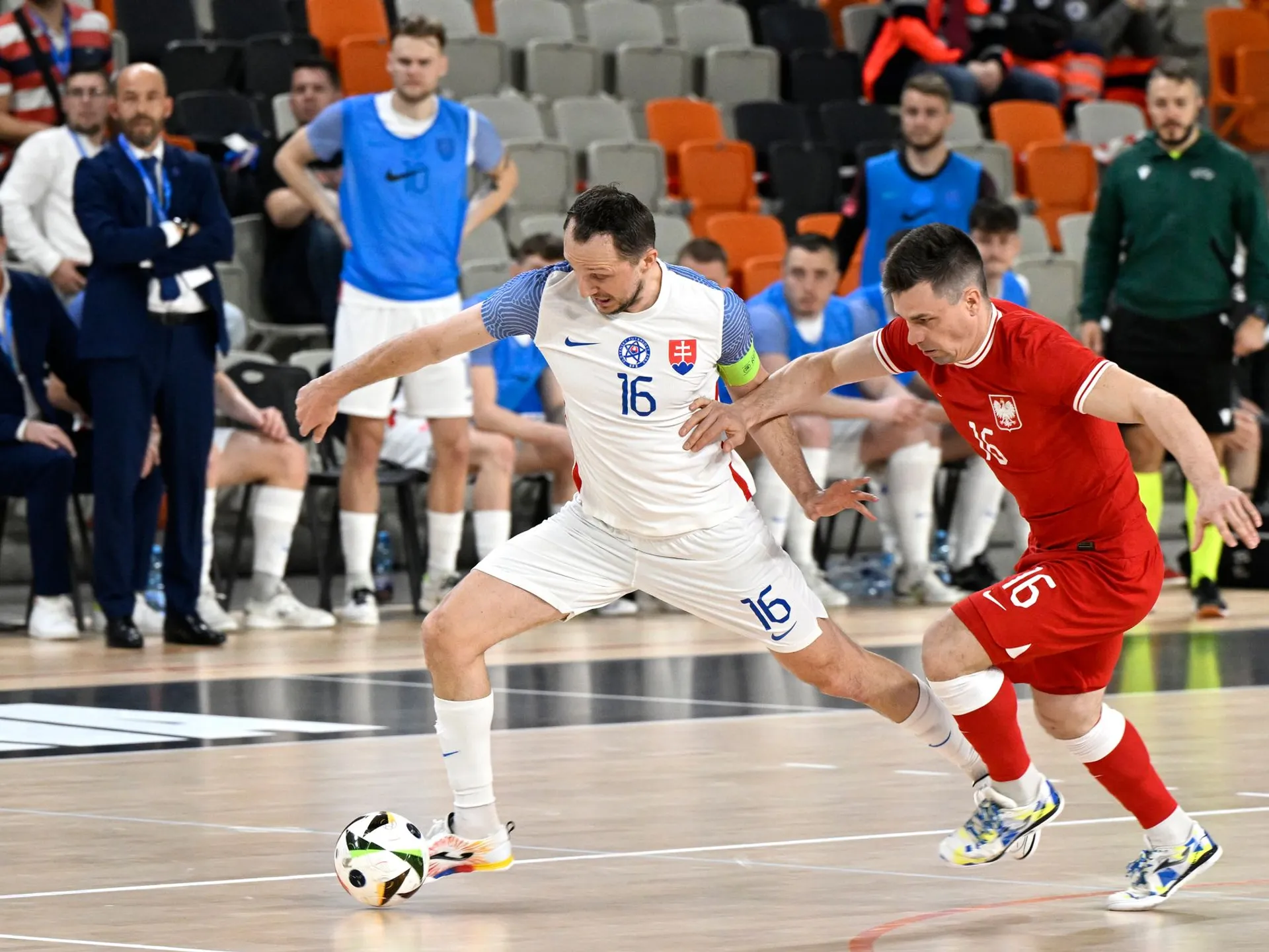 Na snímke zľava Tomáš Drahovský (Slovensko) a Maciej Jankowski (Poľsko) počas zápasu hlavného kola kvalifikácie ME 2026 3. skupiny vo futsale Slovensko - Poľsko 15. apríla 2025 v Bratislave. 