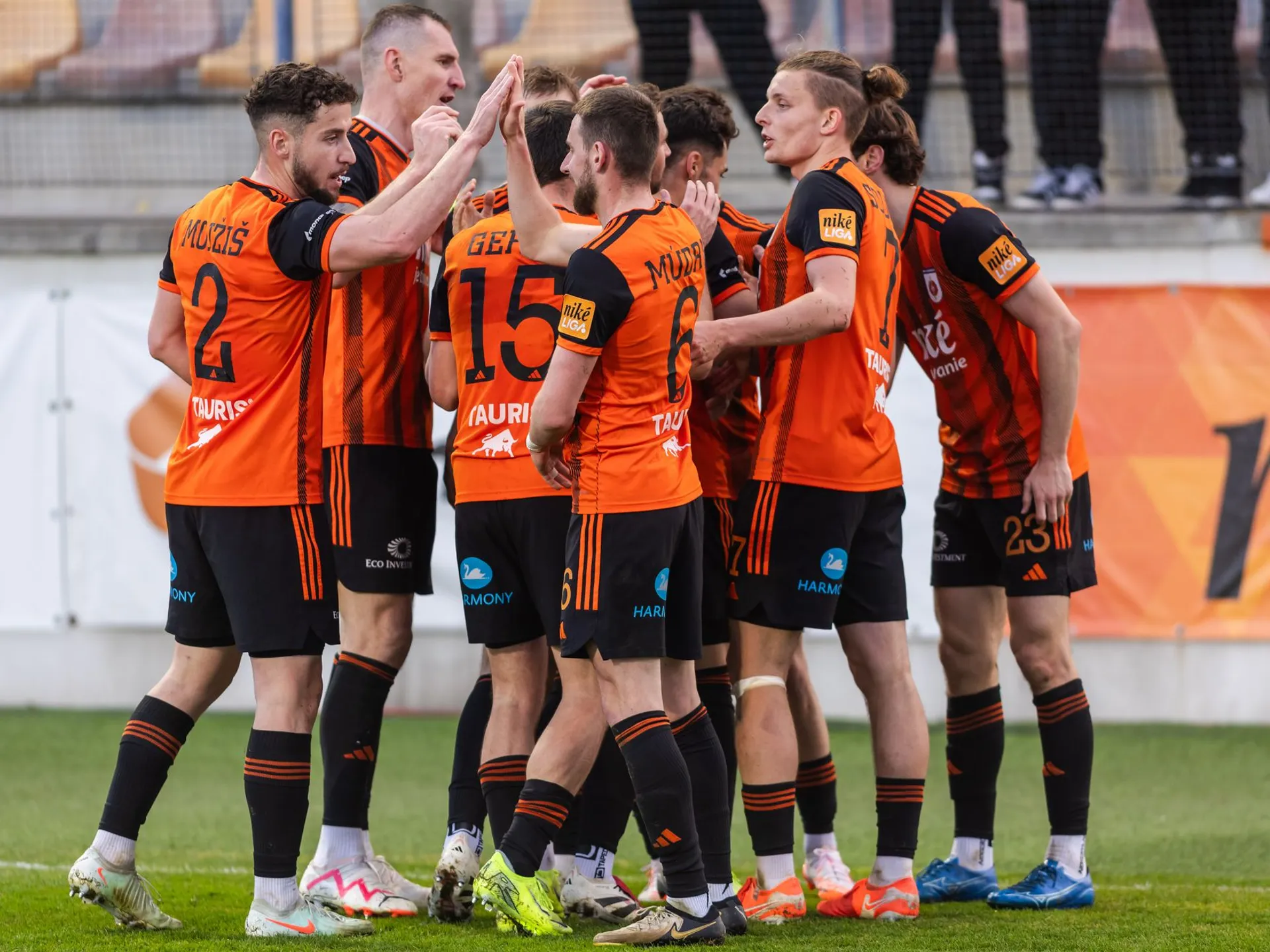 Na snímke hráči Ružomberka sa radujú z gólu v prvom zápase semifinále Slovnaft Cupu vo futbale medzi MFK Ružomberok - MFK Dukla Banská Bystrica v utorok 1. apríla 2025 v Ružomberku. 