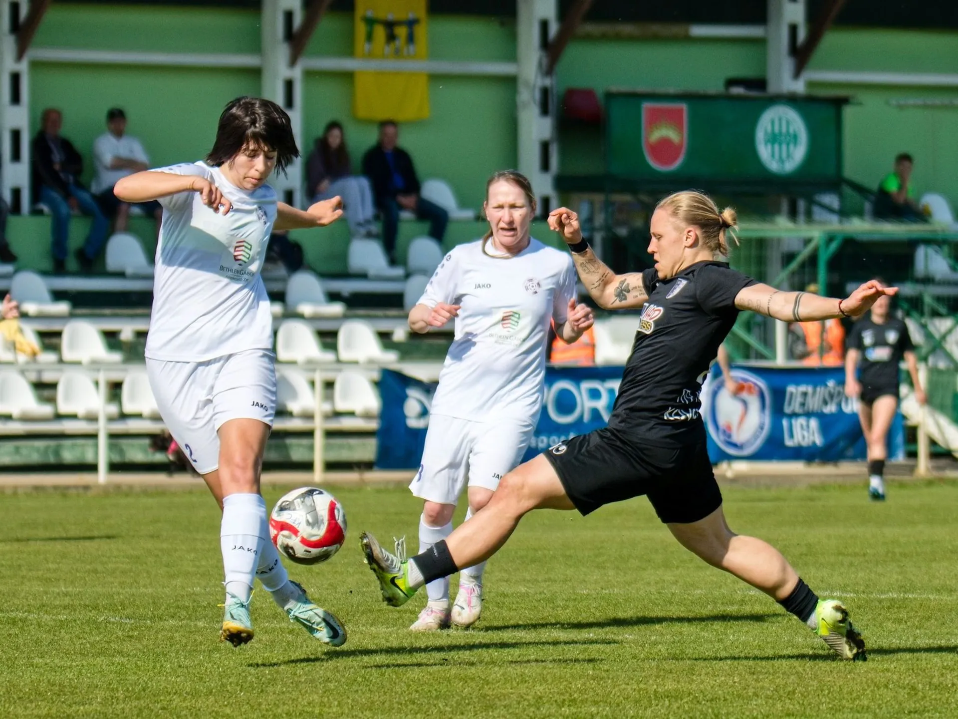 Ilustračná snímka zo zápasu dvoch pohárových semifinalistov, Komárna a Myjavy, z 3. kola nadstavby o titul ligového ročníka 2024/25 (Komárno, 12.4.2025). 