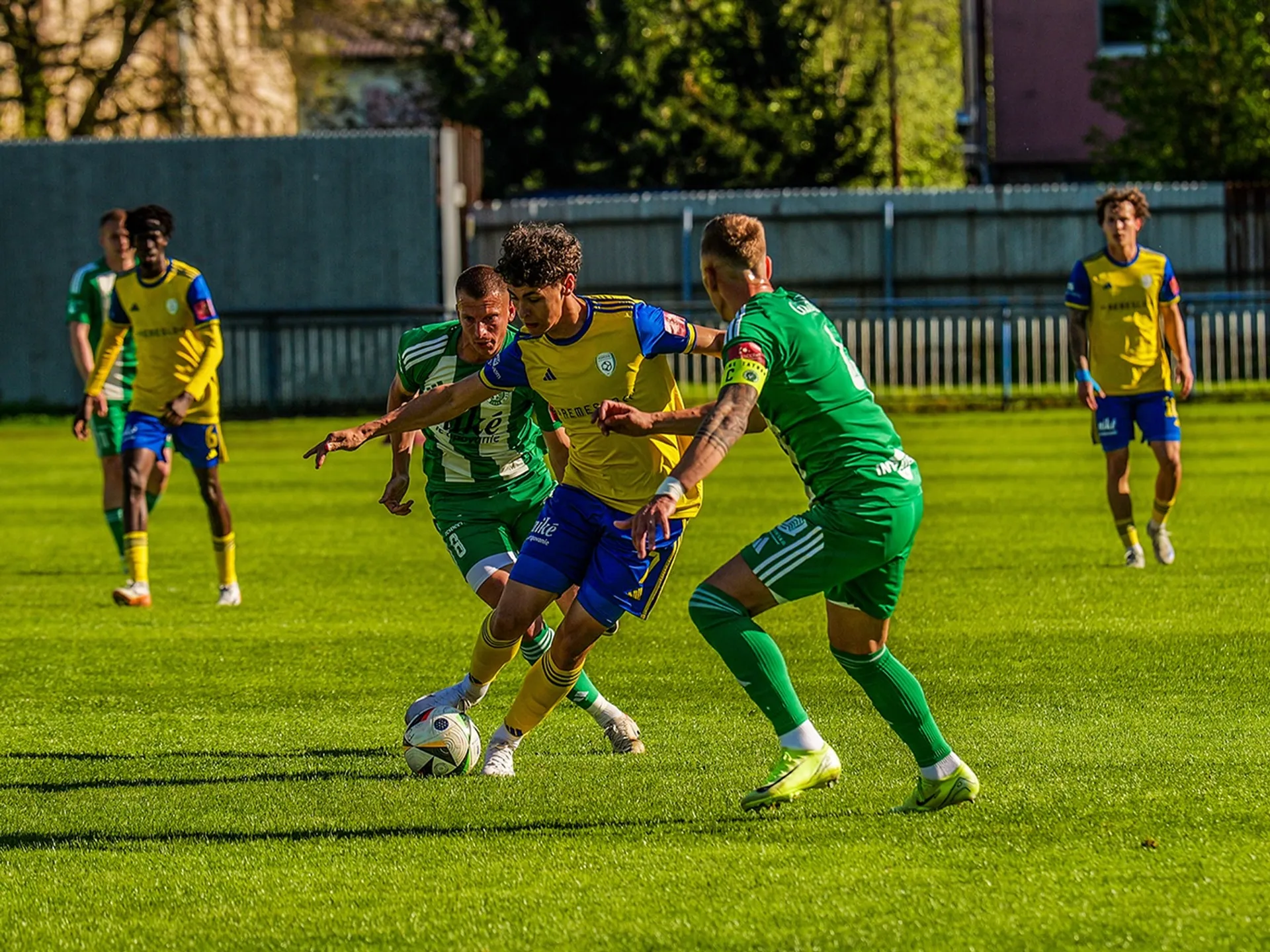 Andy Masaryk (v strede) z FK Pohronie sa snaží prebiť medzi dvojicou prešovských
hráčov.
