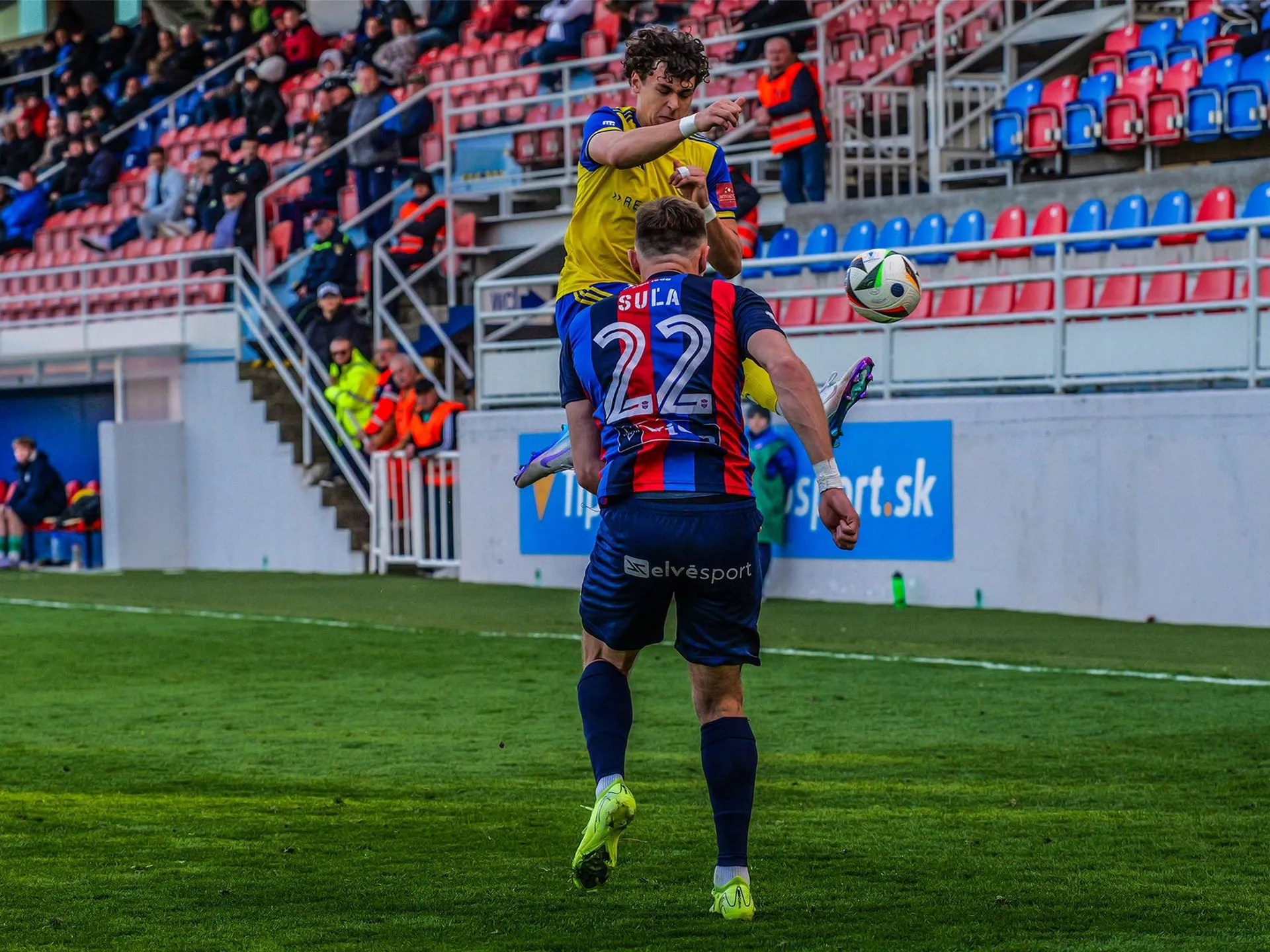 Andy Masaryk (hore) z FK Pohronie v súboji so Samuelom Suľom z FC ViOn. 
