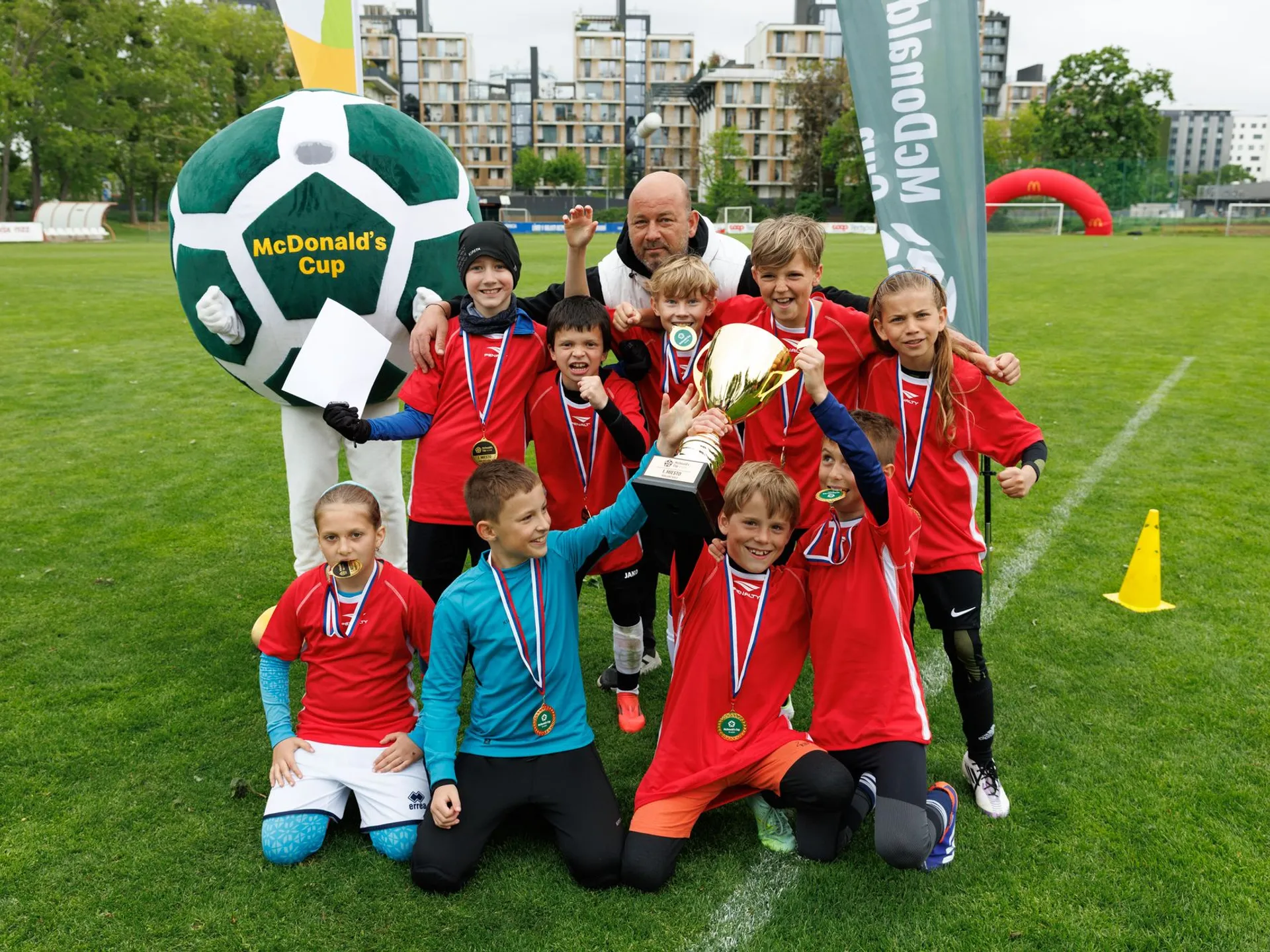 Víťaz krajského kola McDonalds Cupu 2024/25 a spotupujúce družstvo za Bratislavský kraj - ZŠ s MŠ Školská 11, Slovenský Grob (okr. Pezinok).