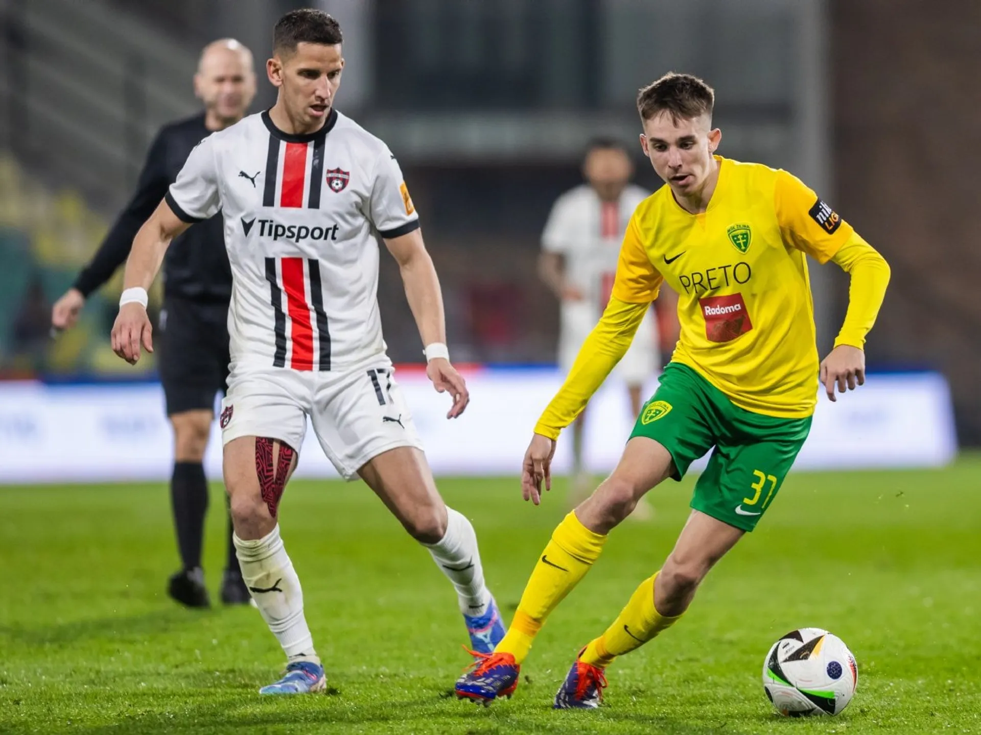 Trnavský útočník Jakub Paur (vľavo) a žilinský stredopoliar Mário Sauer vo štvrťfinálovom zápase Slovnaft Cupe. Trnava pod Dubňom vyhrala 2:0, v semifinále vyzve Slovan. 