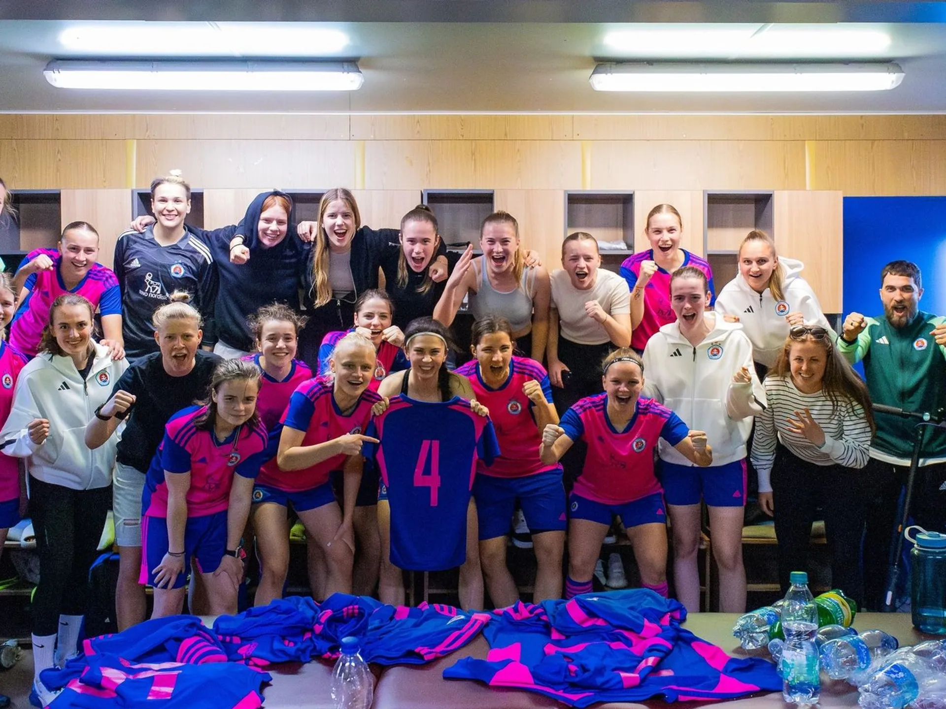 Na snímke hráčky ŠK Slovan Bratislava po odvetnom zápase proti KFC Komárno (4:0).
