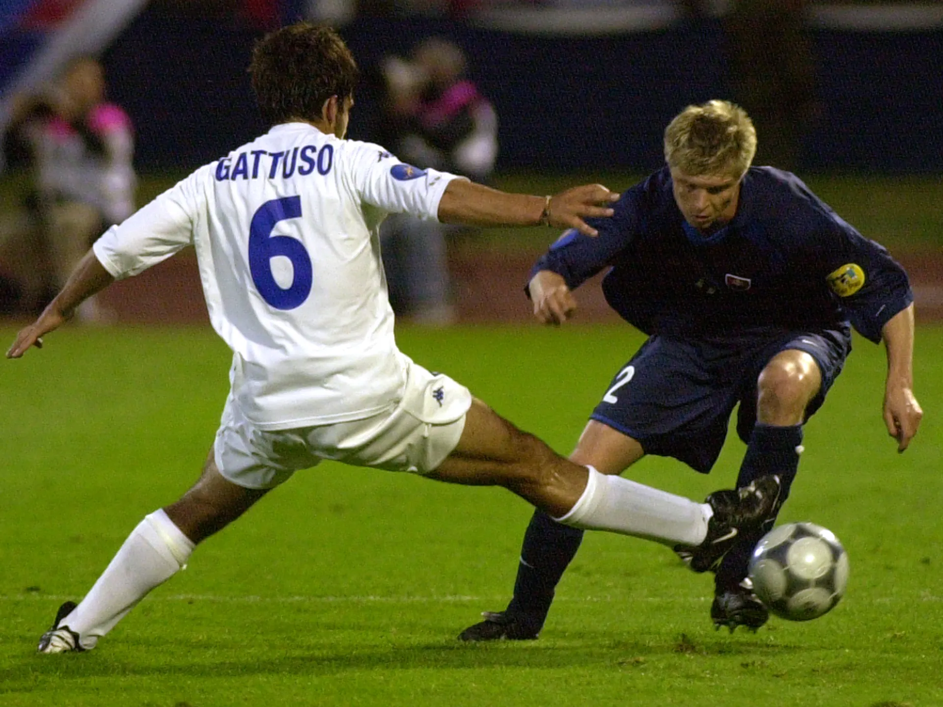 Slovenský reprezentant Vratislav Greško (vpravo/)sa snaží preniknúť s loptou cez Taliana Gennara Gattusa (vľavo)  počas zápasu Slovensko - Taliansko na majstrovstvách Európy hráčov do 21 rokov v Bratislave.