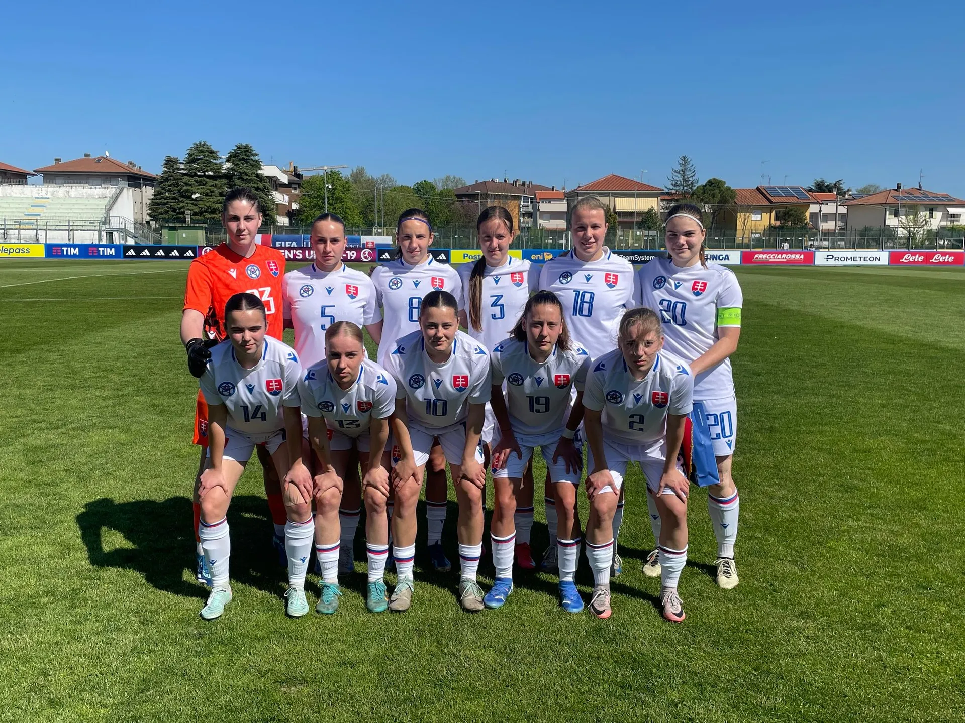 Základná zostava tímu WU19 pred zápasom na turnaji 2. kola kvalifikácie ME, Ligy A proti Taliansku. (5. 4. 2025, Taliansko).