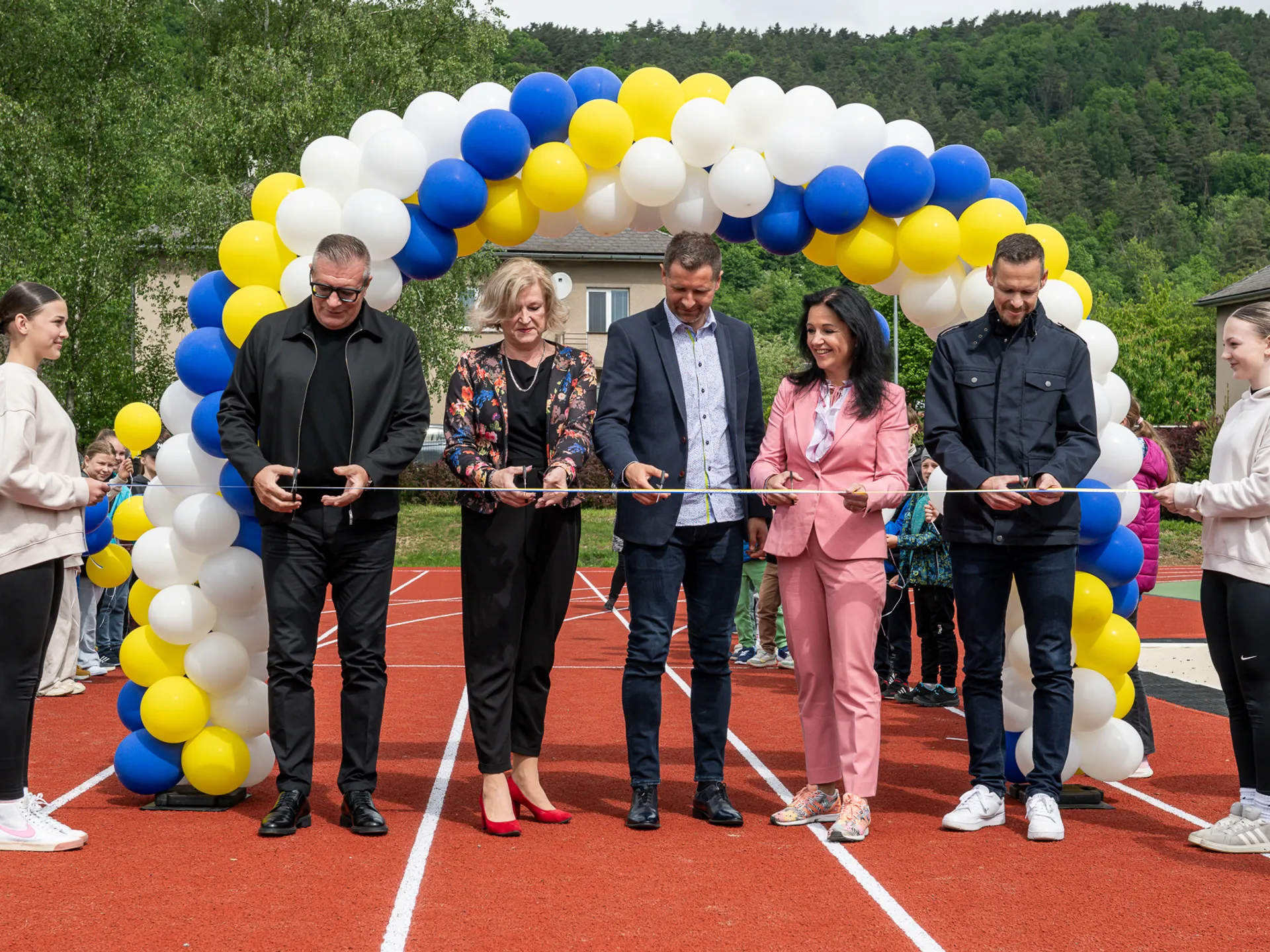 Prestrihnutie pásky v rámci slávnostného otvorenia športovísk v areáli ZŠ Gorazdova v Púchove. Vľavo prezident SFZ, Ján Kováčik. (Púchov, 7.5.2025).