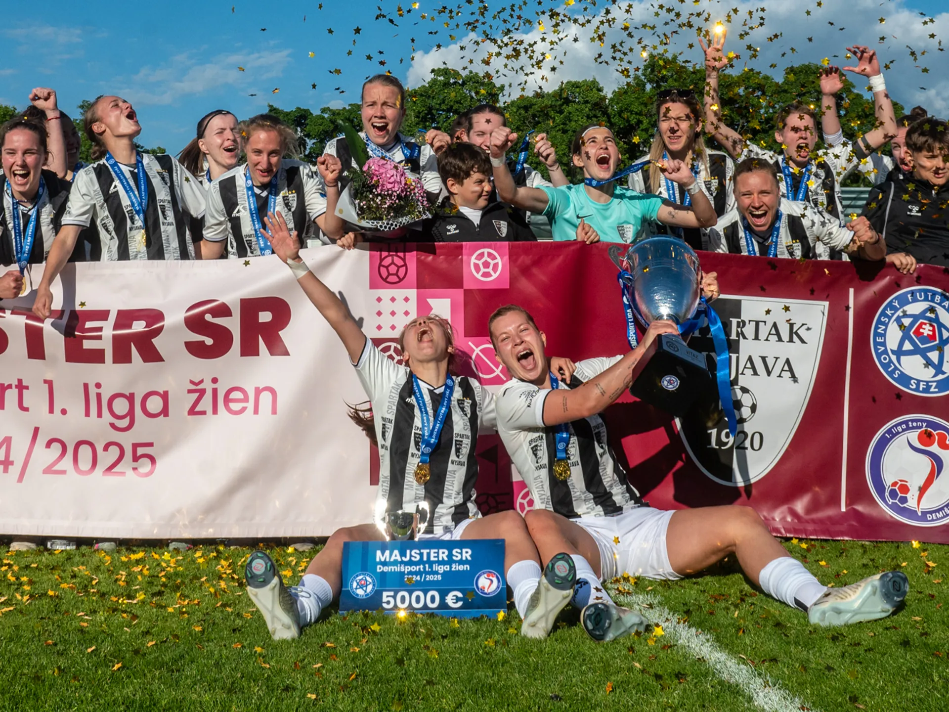  Majstrovskú trofej opäť držia v rukách futbalistky Spartaka Myjava. 
