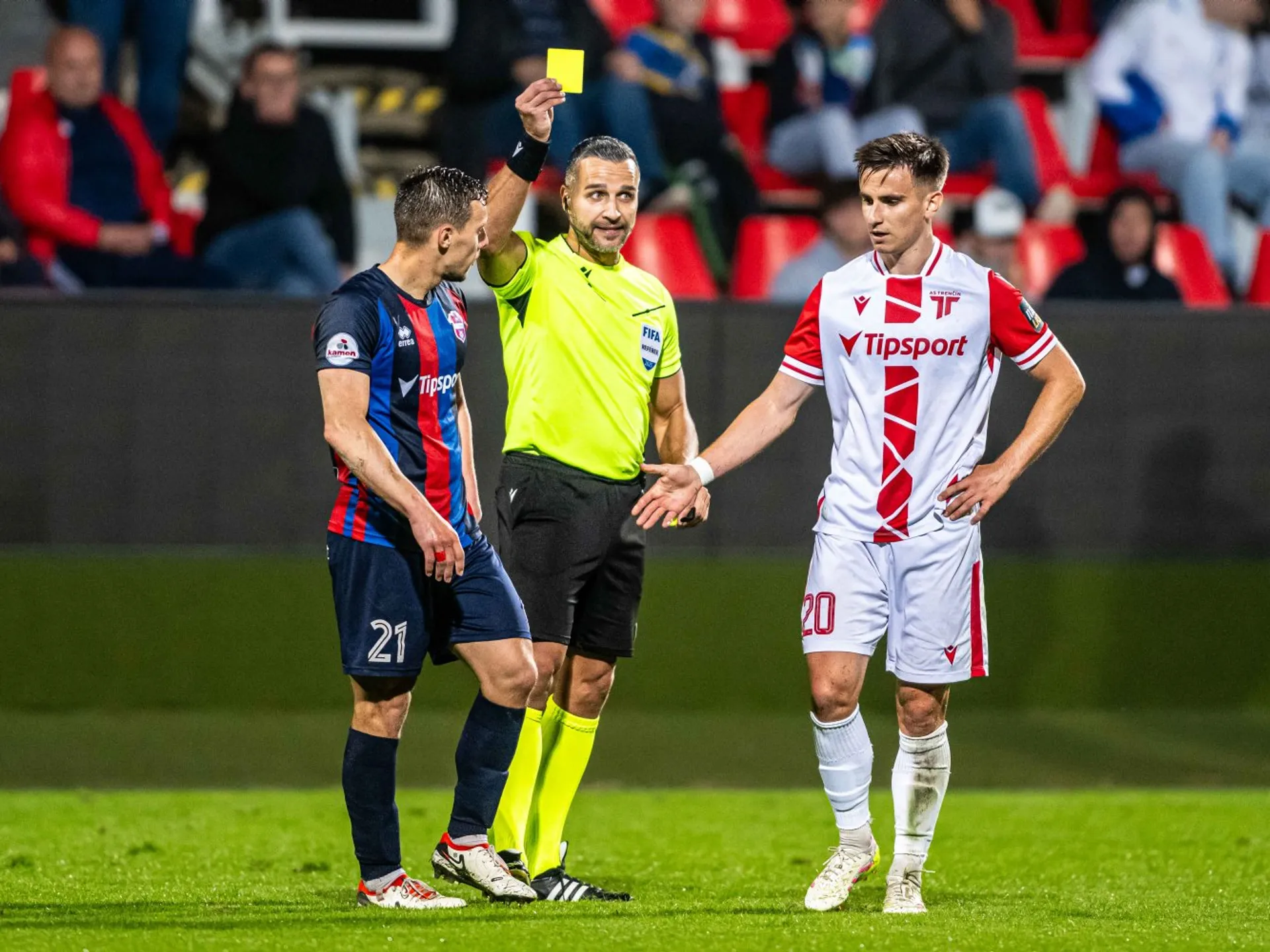 Vľavo Jan Kadlec z FC ViOn, vpravo Artur Gajdoš z AS Trenčín, medzi nimi rozhodca Filip Glova. V prvom zápase medzi FC ViOn a Trenčínom sa zrodila remíza. 
