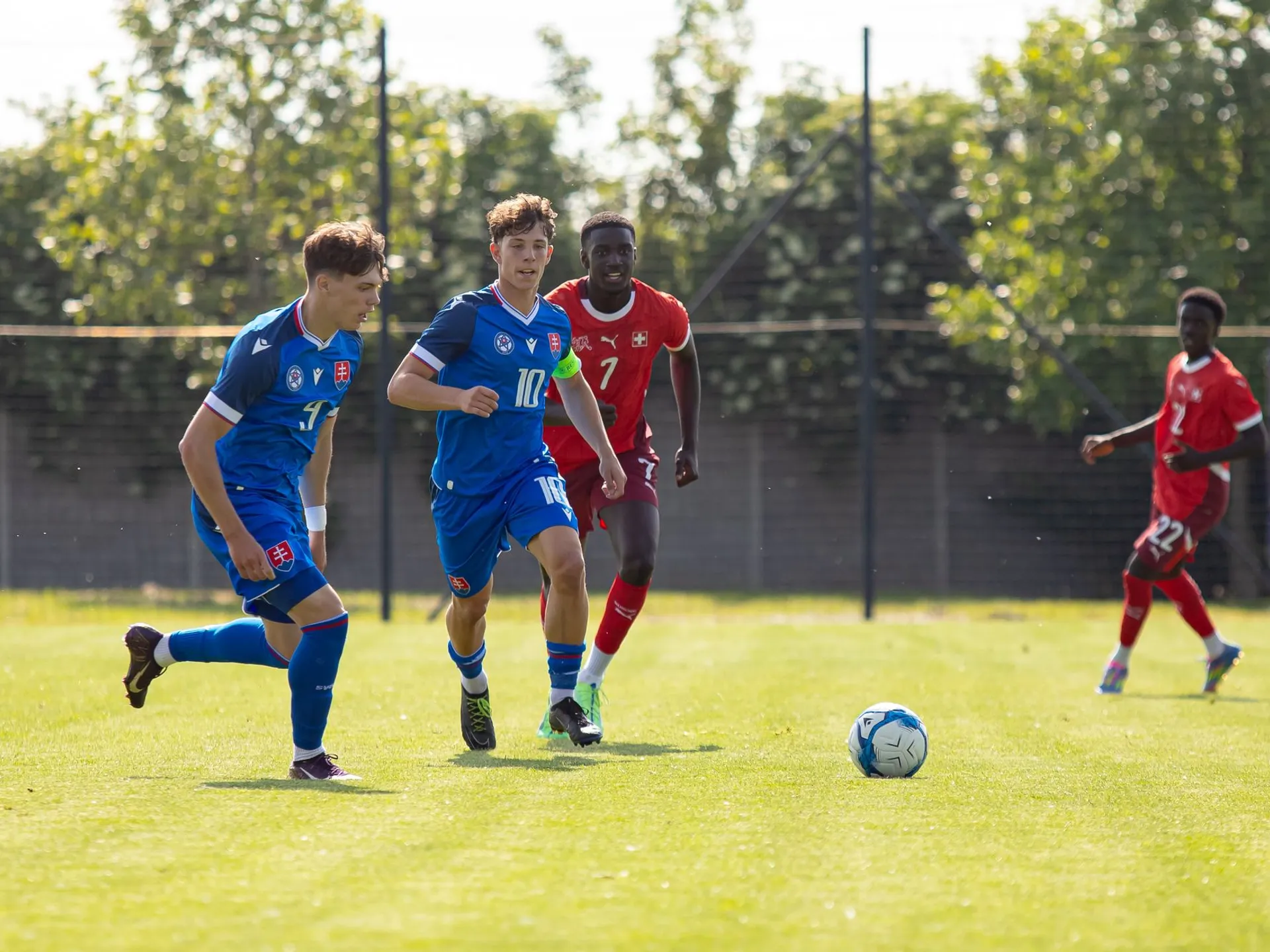 Na ilustračnej snímke Dávid Bukovský, Šimon Vlna v prípravnom zápase Slovensko U18 – Švajčiarsko U18 v Dunajskej Strede (20.5.2025)